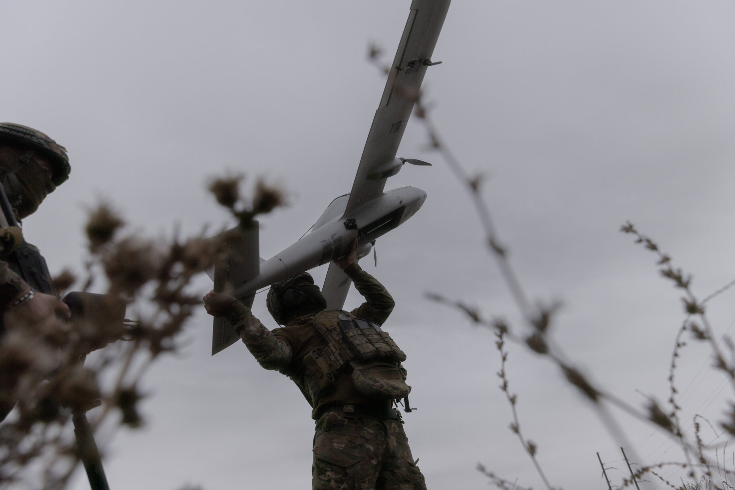 Soldados ucranianos se preparan para lanzar un dron Avenger UAV en la región de Járkov, Ucrania, el miércoles 24 de septiembre de 2025. © AP Photo/Yevhen Titov