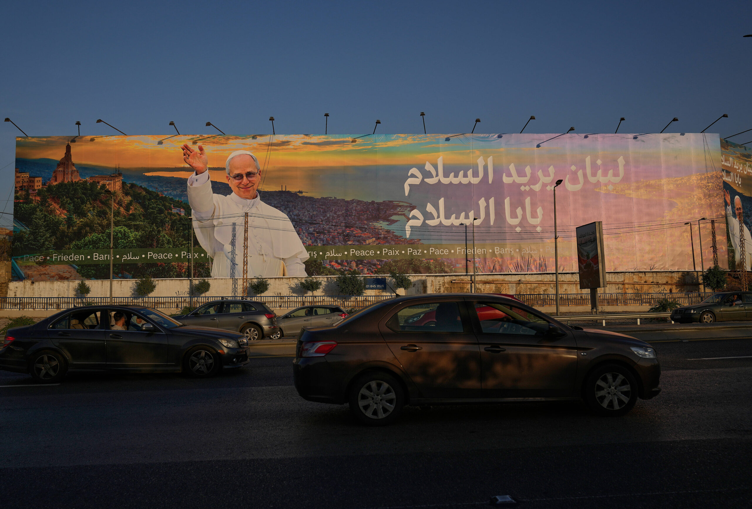 Un cartel muestra una imagen del papa León XIV, antes de su próxima visita al Líbano, en una autopista de Beirut, el viernes 21 de noviembre de 2025. © AP Photo/Hussein Malla