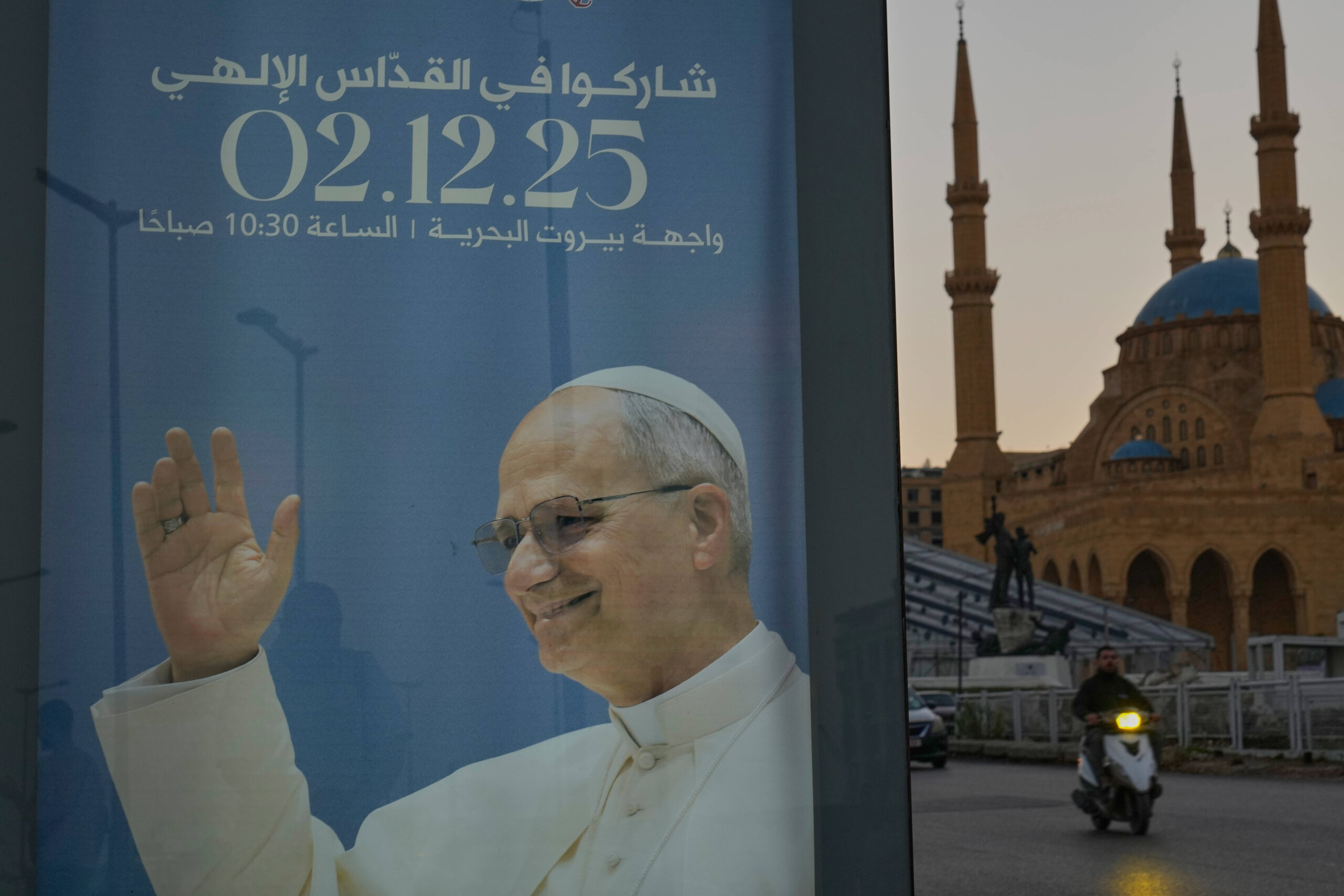 Un cartel muestra una imagen del papa León XIV, antes de su próxima visita al Líbano, en el centro de Beirut, el viernes 21 de noviembre de 2025. Las palabras en árabe dicen: «Participe en la misa del 2 de diciembre de 2025 en el paseo marítimo de Beirut». © AP Photo/Hussein Malla