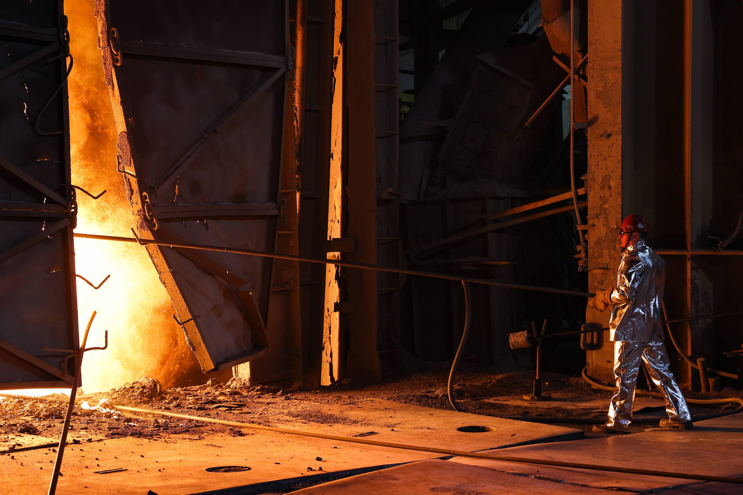 Un empleado funde acero a partir de hierro fundido líquido en un taller de conversión de oxígeno de la planta siderúrgica de Magnitogorsk, el 10 de junio de 2025. © Donat Sorokin/ZUMA/SIPA