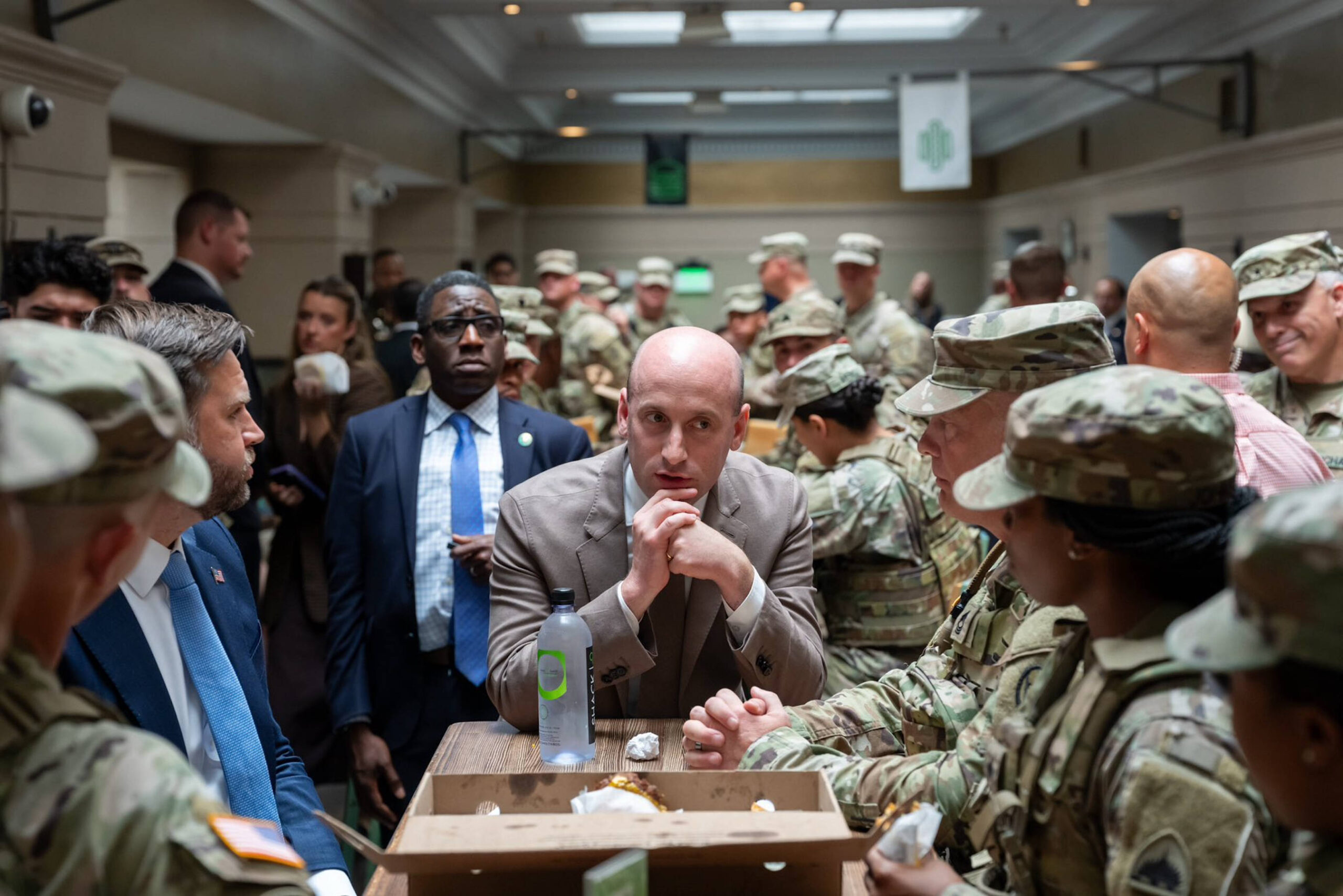 El 20 de agosto de 2025, en Washington D. C., el vicepresidente J. D. Vance y el subjefe de gabinete de la Casa Blanca, Stephen Miller, se reúnen con miembros de la Guardia Nacional en el Shake Shack de Union Station, donde charlan brevemente con ellos durante una pausa informal para comer. © Oficina del vicepresidente de los Estados Unidos