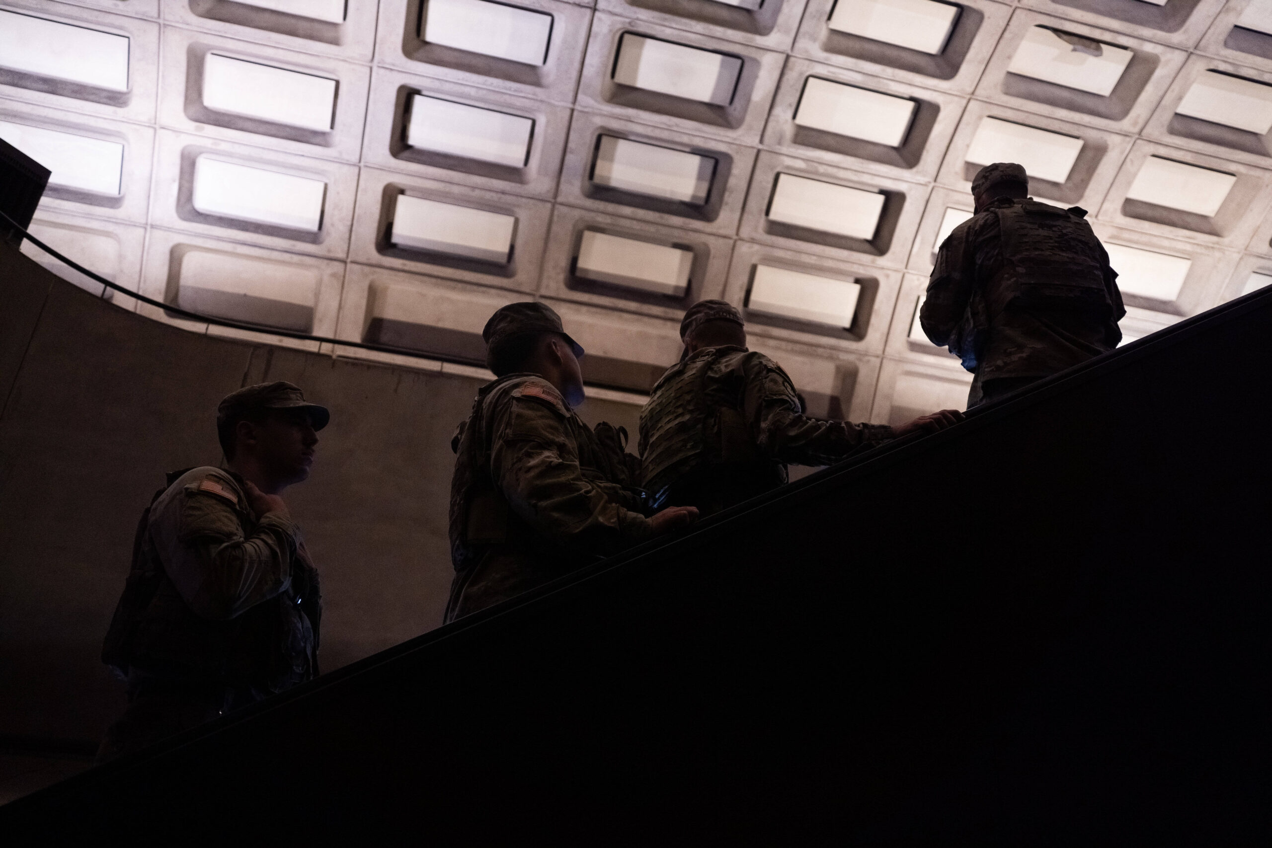 El 25 de agosto de 2025, en Washington D. C., miembros de la Guardia Nacional montan guardia en las estaciones de metro Farragut North y Gallery Place. © Natascha Tahabsem