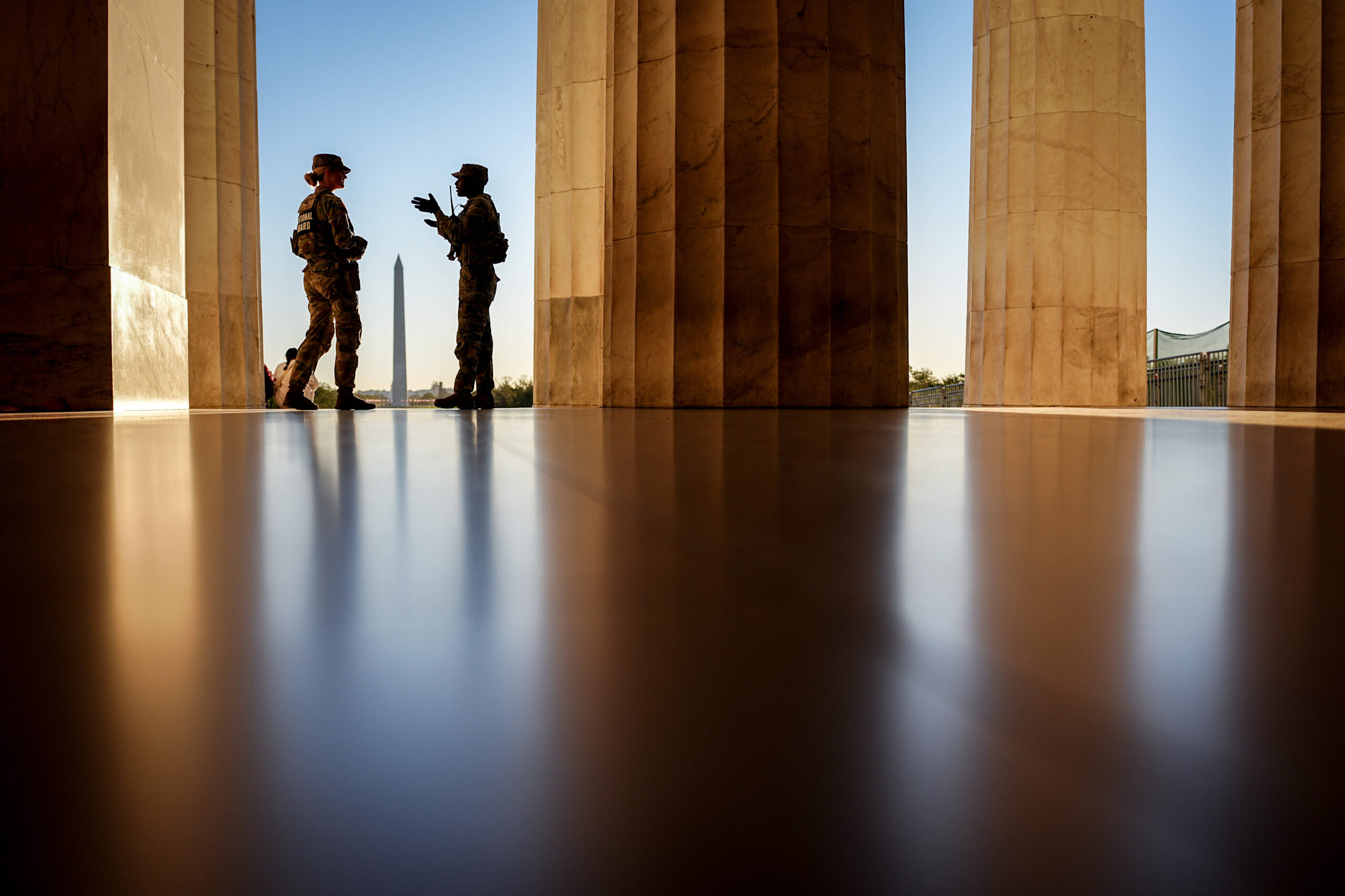 El 16 de octubre de 2025, en Washington, soldados de la Guardia Nacional toman posiciones frente al Monumento a Lincoln a primera hora de la mañana. © Kay Nietfeld