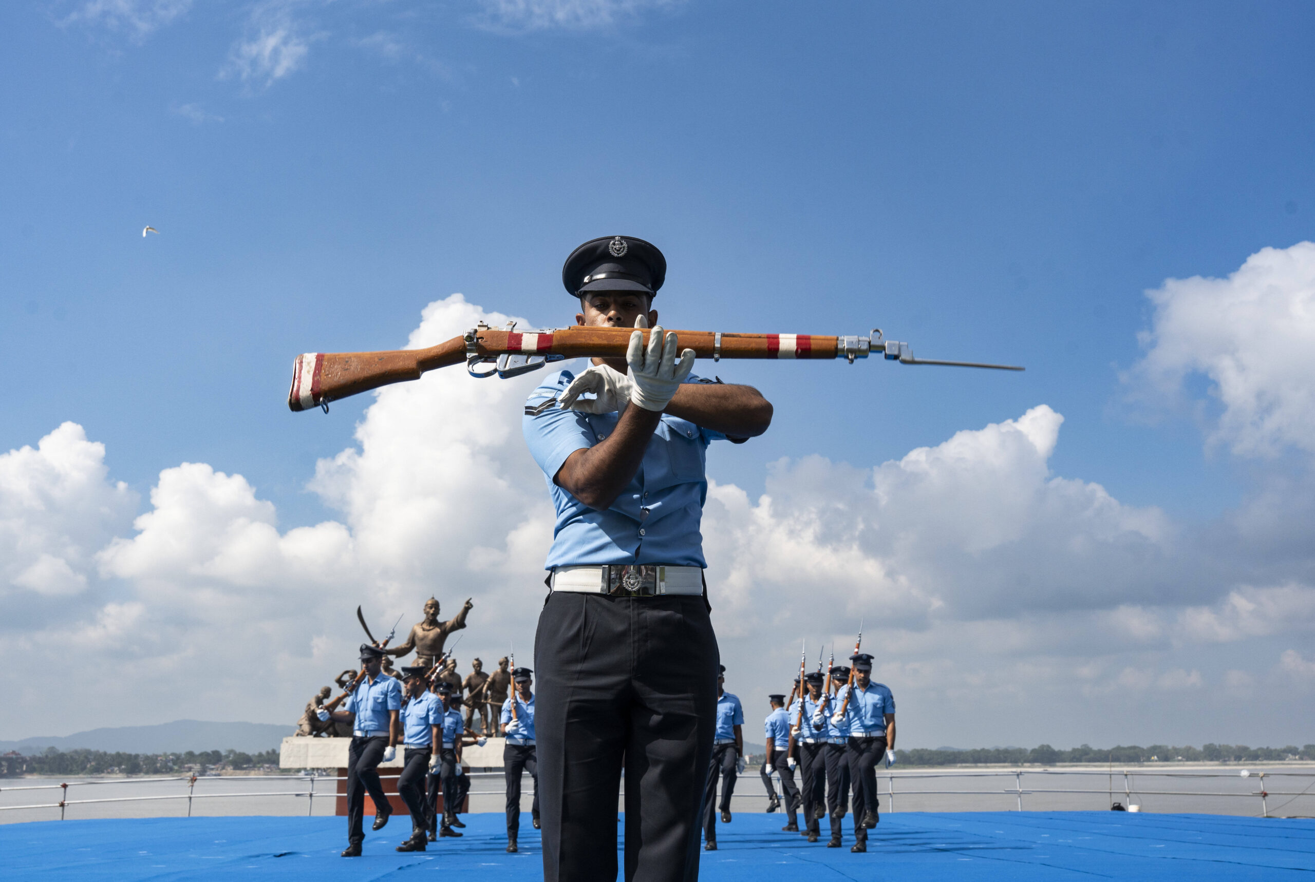 Miembros de la Fuerza Aérea India realizan una demostración de ejercicios con bayonetas a orillas del Brahmaputra, durante los ensayos previos al espectáculo aéreo organizado en el marco de las celebraciones del 93.º aniversario de la Fuerza Aérea, el 5 de noviembre de 2025 en Guwahati, India. © David Talukdar