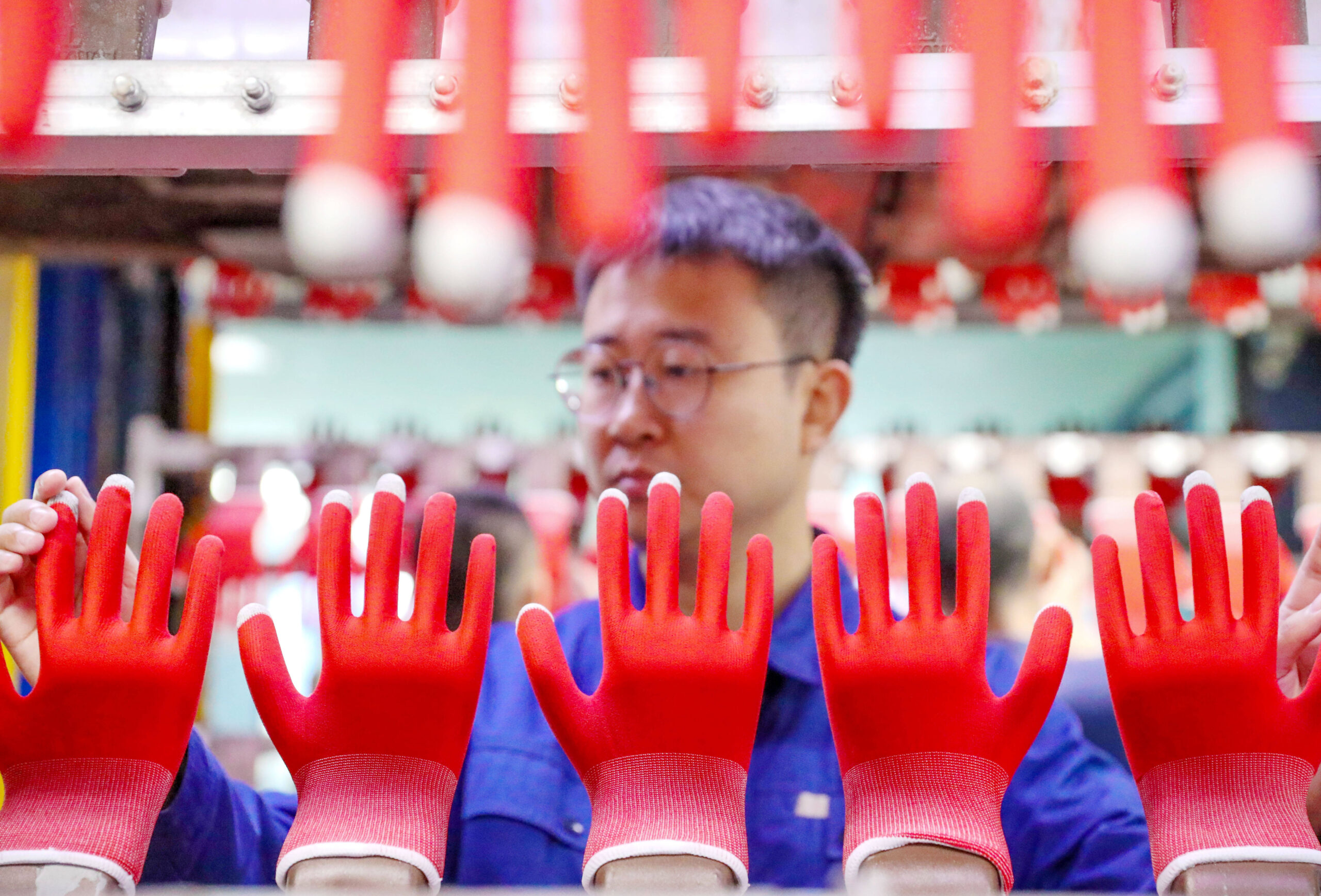 Un trabajador fabrica guantes de protección en un taller de producción en Gaomi, provincia de Shandong, China, el 12 de octubre de 2025. © CFOTO/Sipa USA.