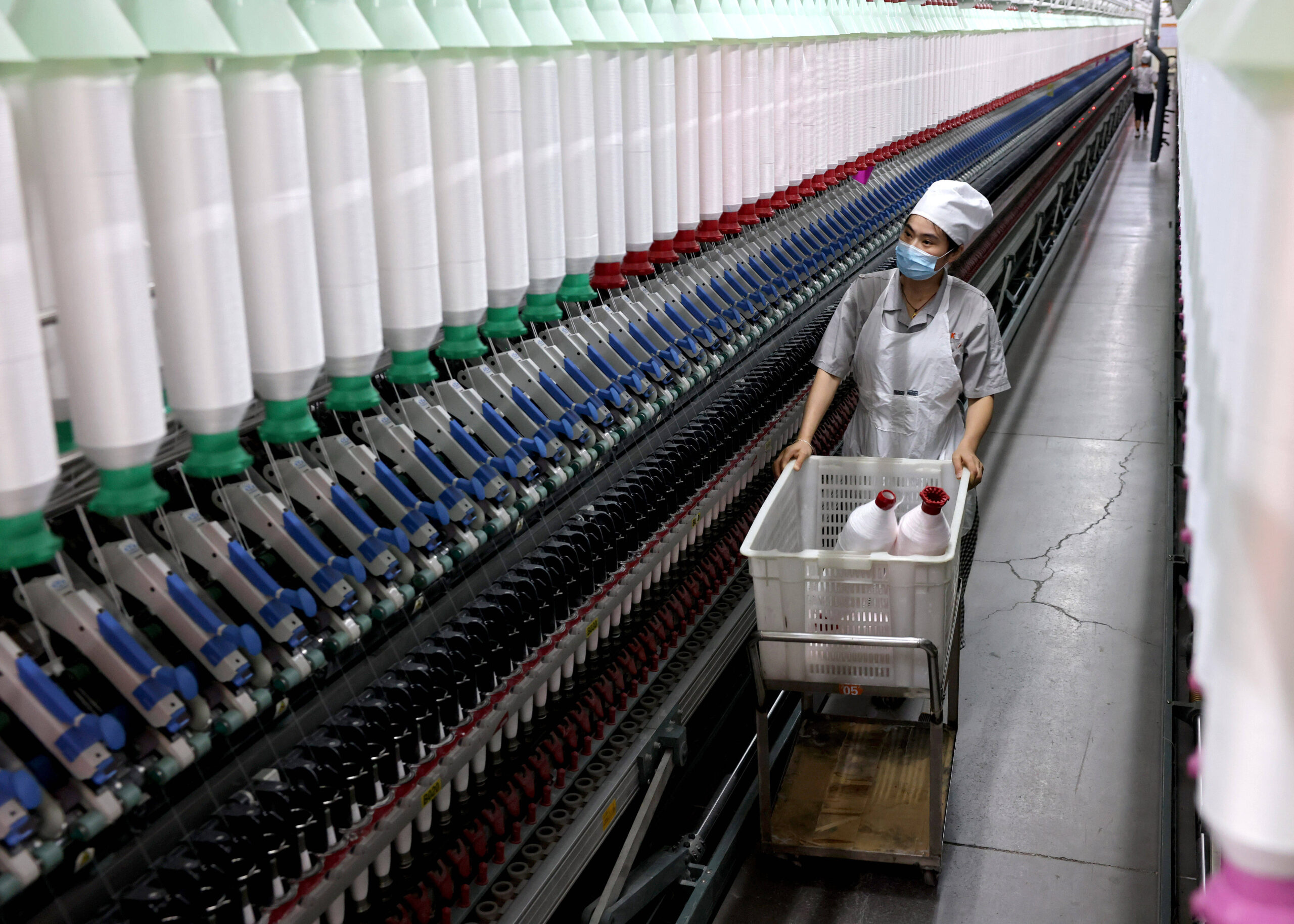 Una trabajadora fabrica hilo en un taller de la zona de desarrollo económico de Zaozhuang, en la provincia china de Shandong, el 20 de octubre de 2025. © CFOTO/Sipa USA