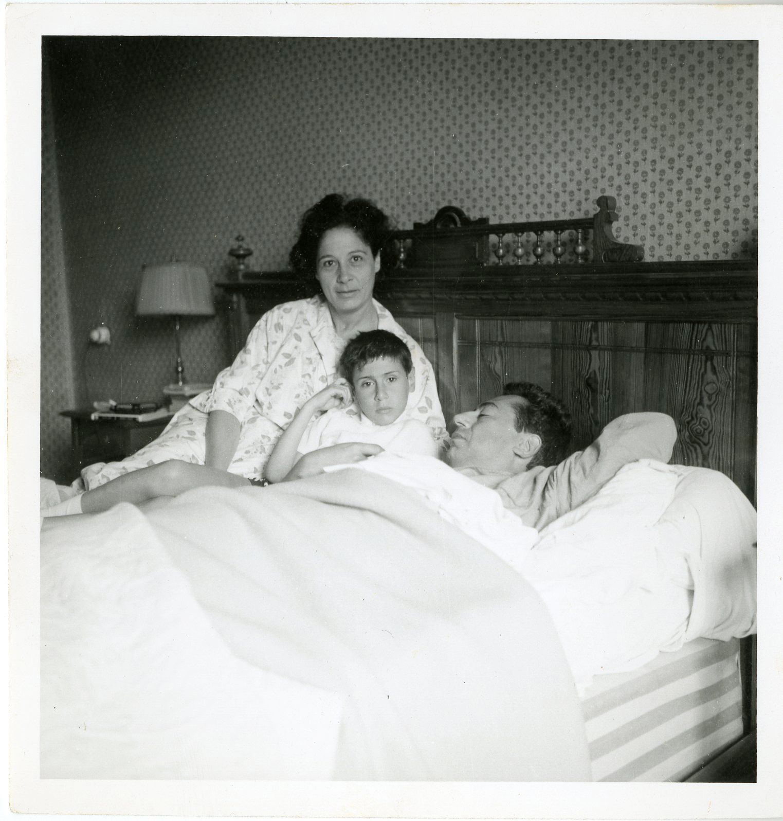 Rodeado de sus padres, Gaby y Raymond Aghion (Archivo personal de Philippe Aghion)