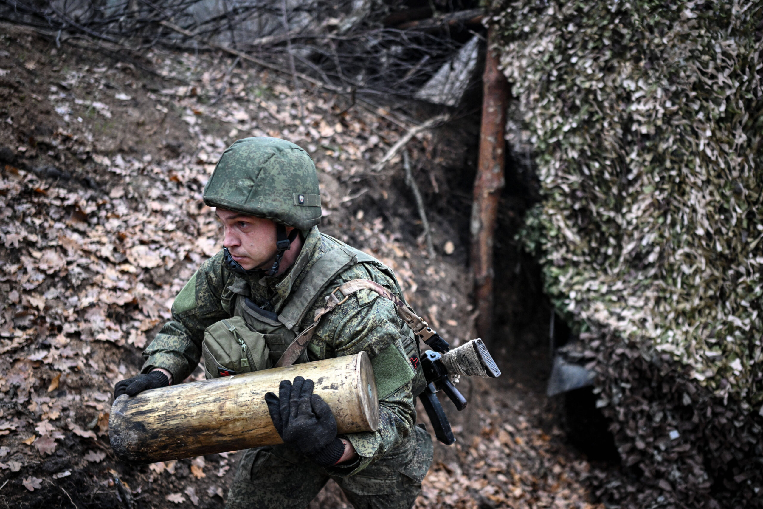 Un militar ruso del grupo de fuerzas Zapad (Oeste) transporta un proyectil para un obús autopropulsado 2S19 Msta-S a una posición en el sector de Kupyansk, en la línea del frente, el 16 de noviembre de 2025. © Sergey Bobylev/SPUTNIK/SIPA