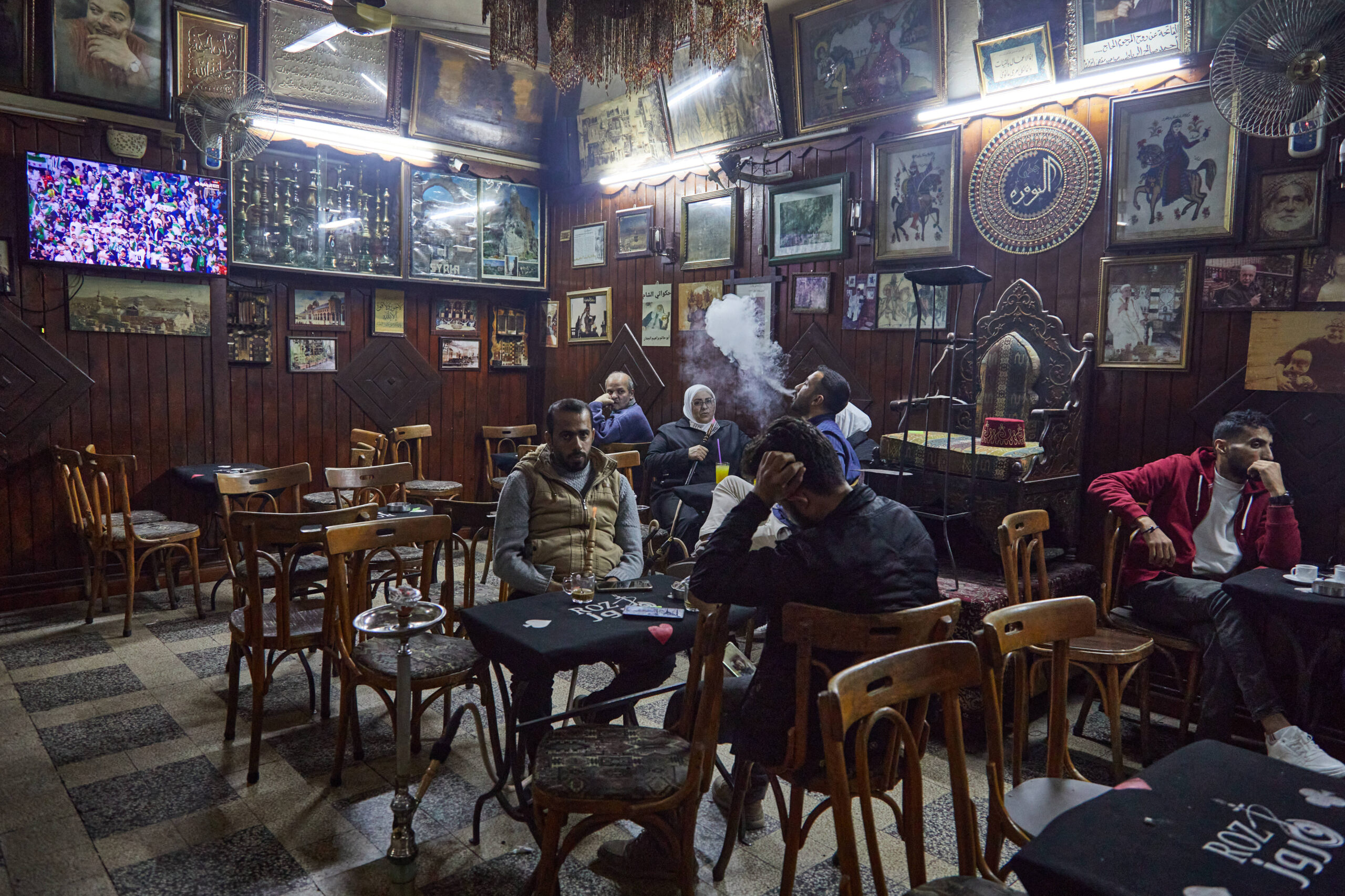 Clientes habituales y visitantes ocasionales se cruzan en una cafetería situada en el histórico patio del zoco de Damasco, el 5 de diciembre de 2025. © Holubova Dorota/SIPA