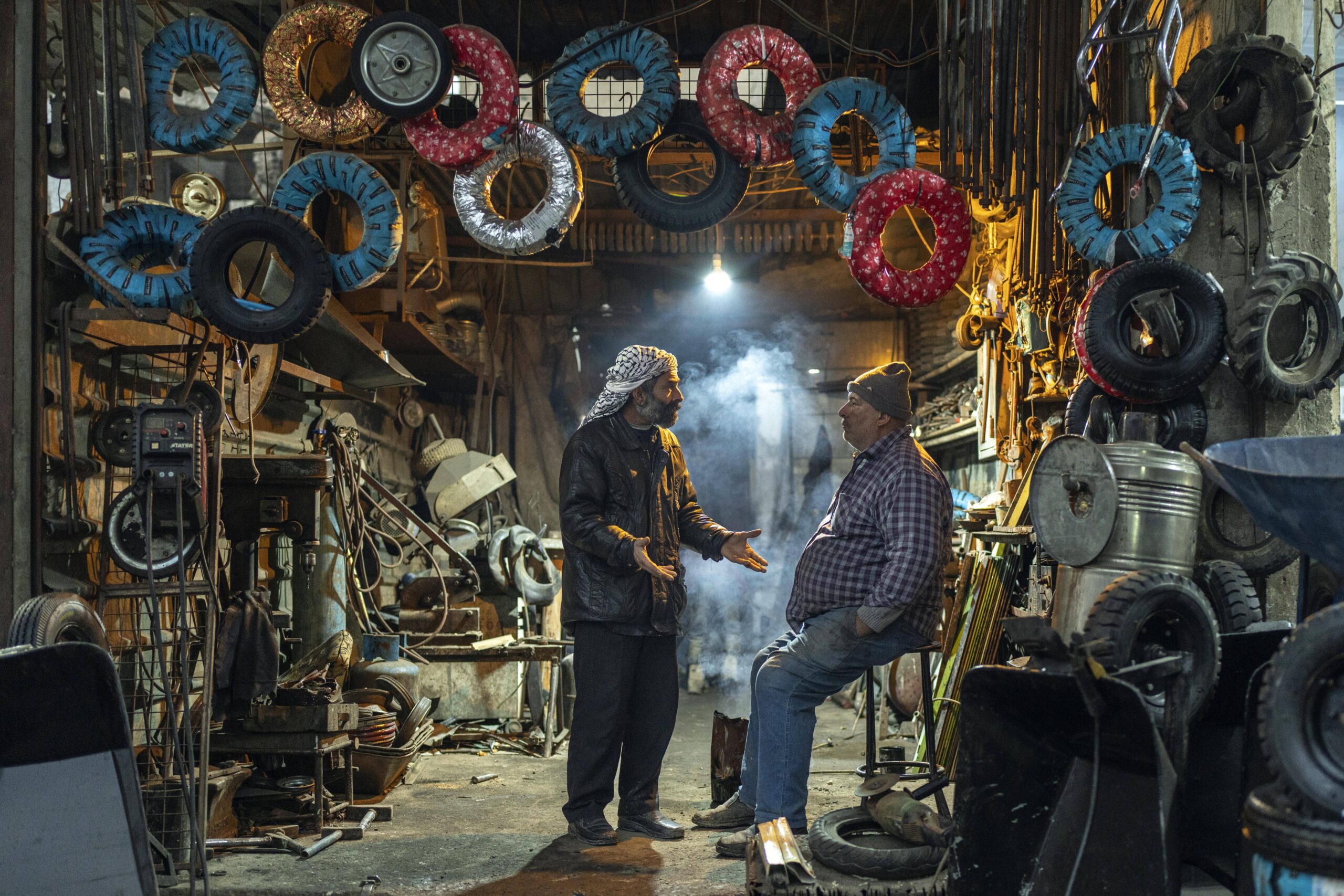 Empleados de una tienda de neumáticos esperan a los clientes en Duma, un suburbio de Damasco, Siria, el domingo 29 de diciembre de 2024. © AP Photo/Mosa’ab Elshamy