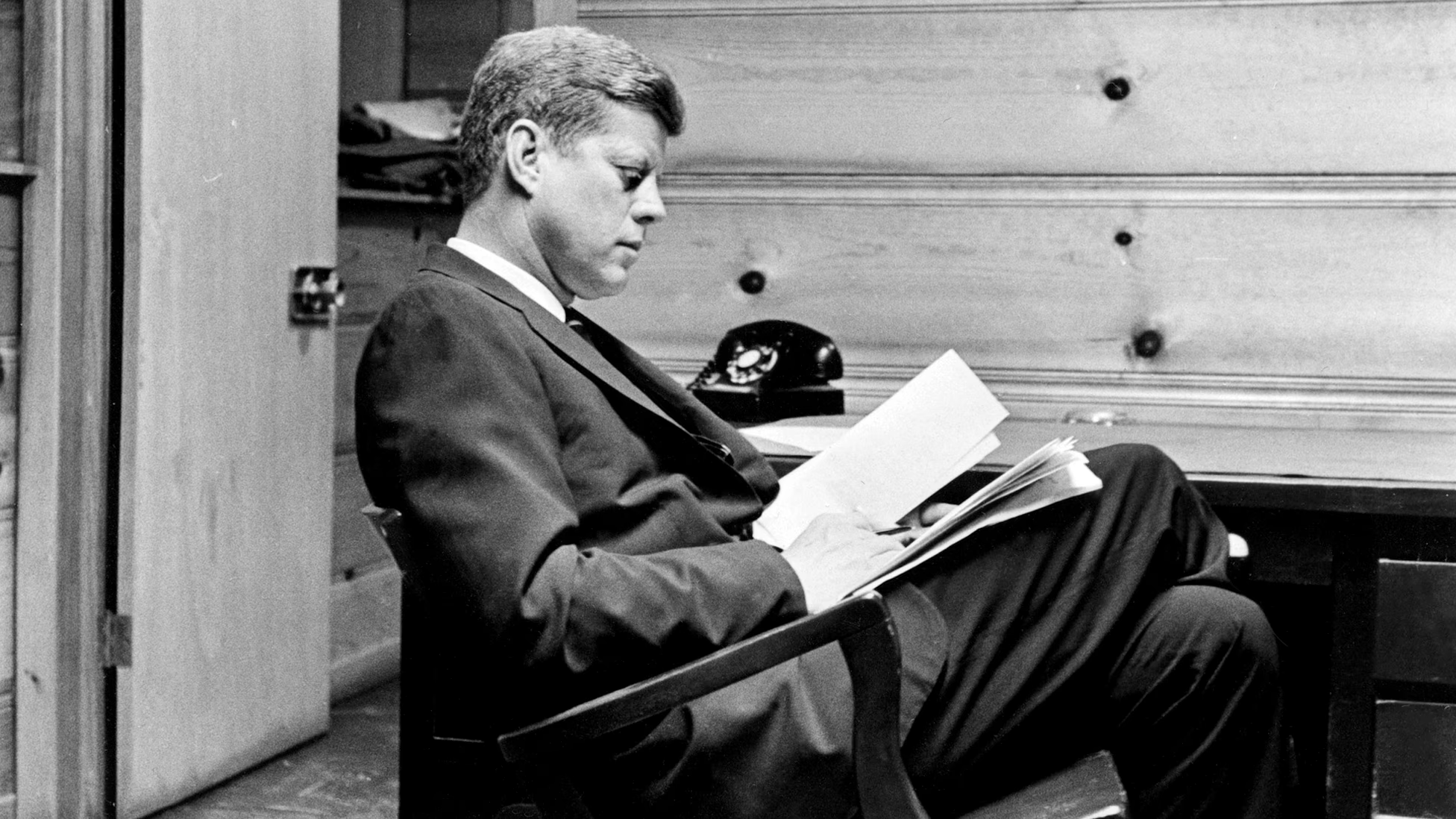 John F. Kennedy leyendo en su despacho © Associated Press Archives