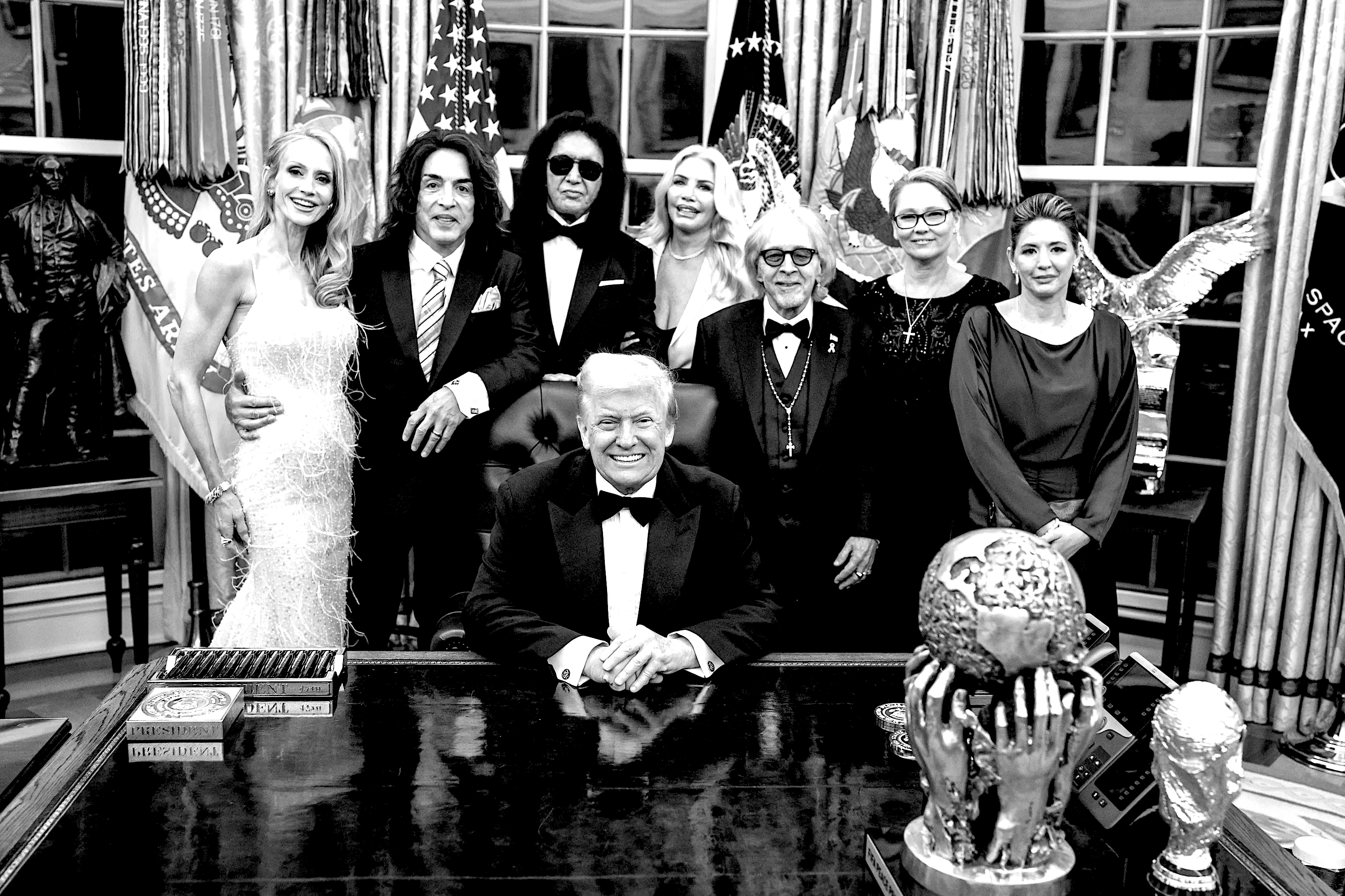 Donald Trump entrega medallas en nombre de Kennedy a personalidades de su elección en el Despacho Oval. © Casa Blanca