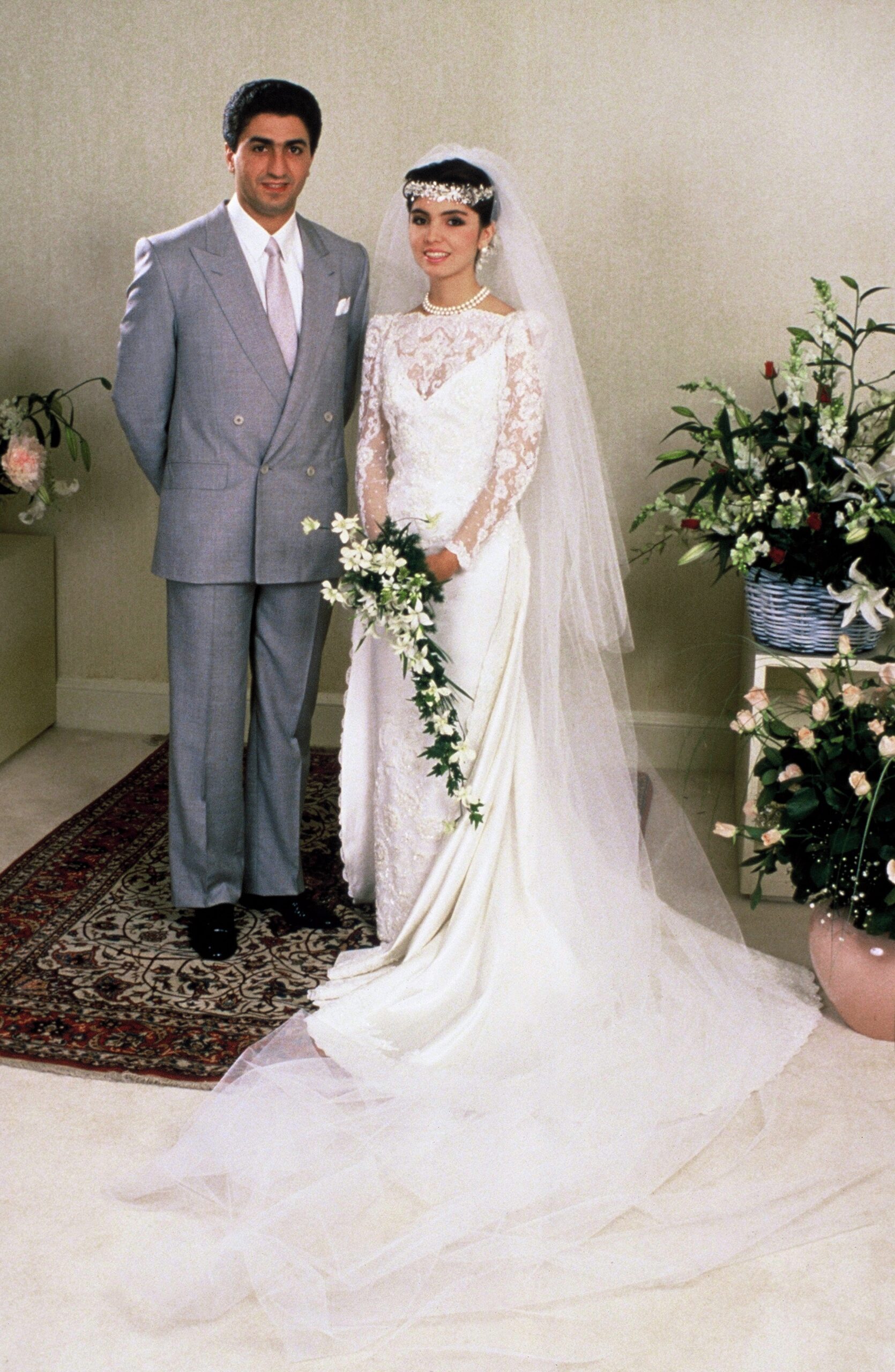 Reza Palhawi y Yasmine Etemad Amini, hija de un empresario iraní, durante su boda en Greenwich, Connecticut, el 12 de junio de 1986. © SIPA