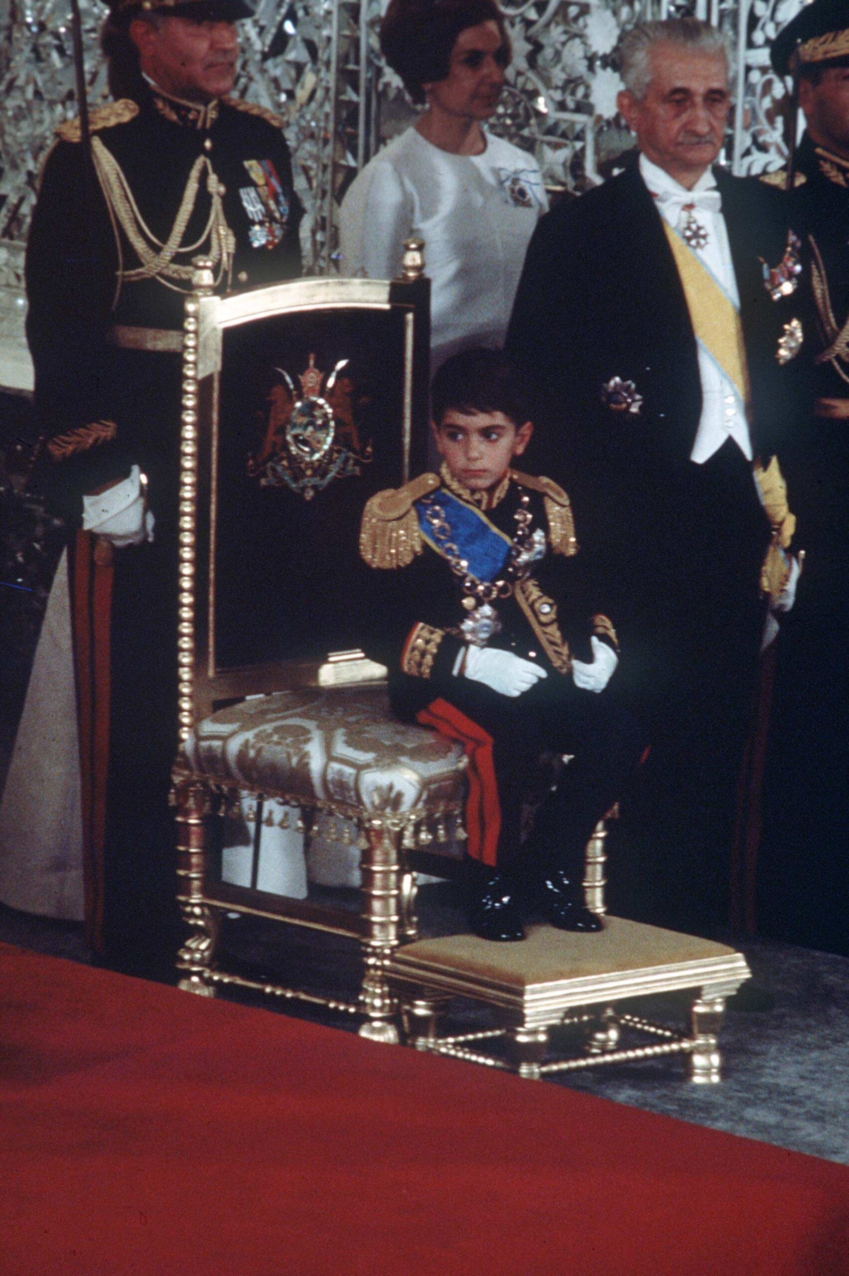 Una de las primeras fotografías de Reza Pahlavi, de niño, con los atributos de la monarquía. © SIPA