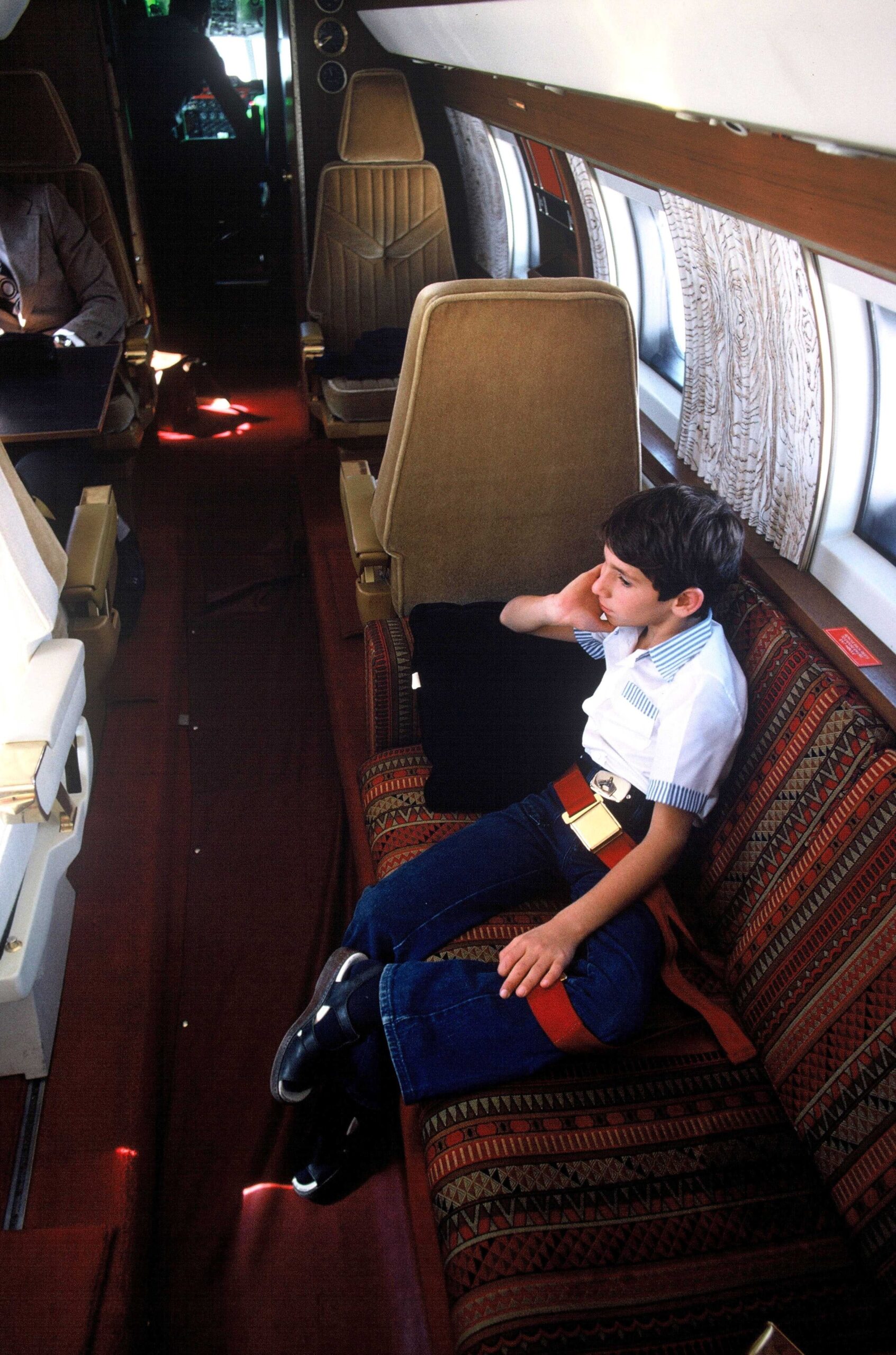 El príncipe Alireza Pahlavi, hermano menor de Reza, en un avión en 1976. © Boccon-Gibod/SIPA