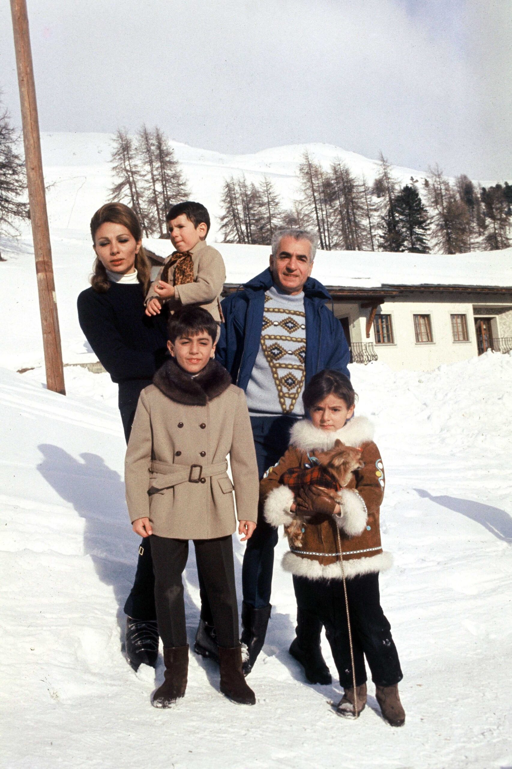 Farah Diba, el Sha de Irán y sus hijos Mohamed Reza, Farahnaz y Ali-Reza Pahlavi en San Moritz en febrero de 1971. © Cinello/SIPA