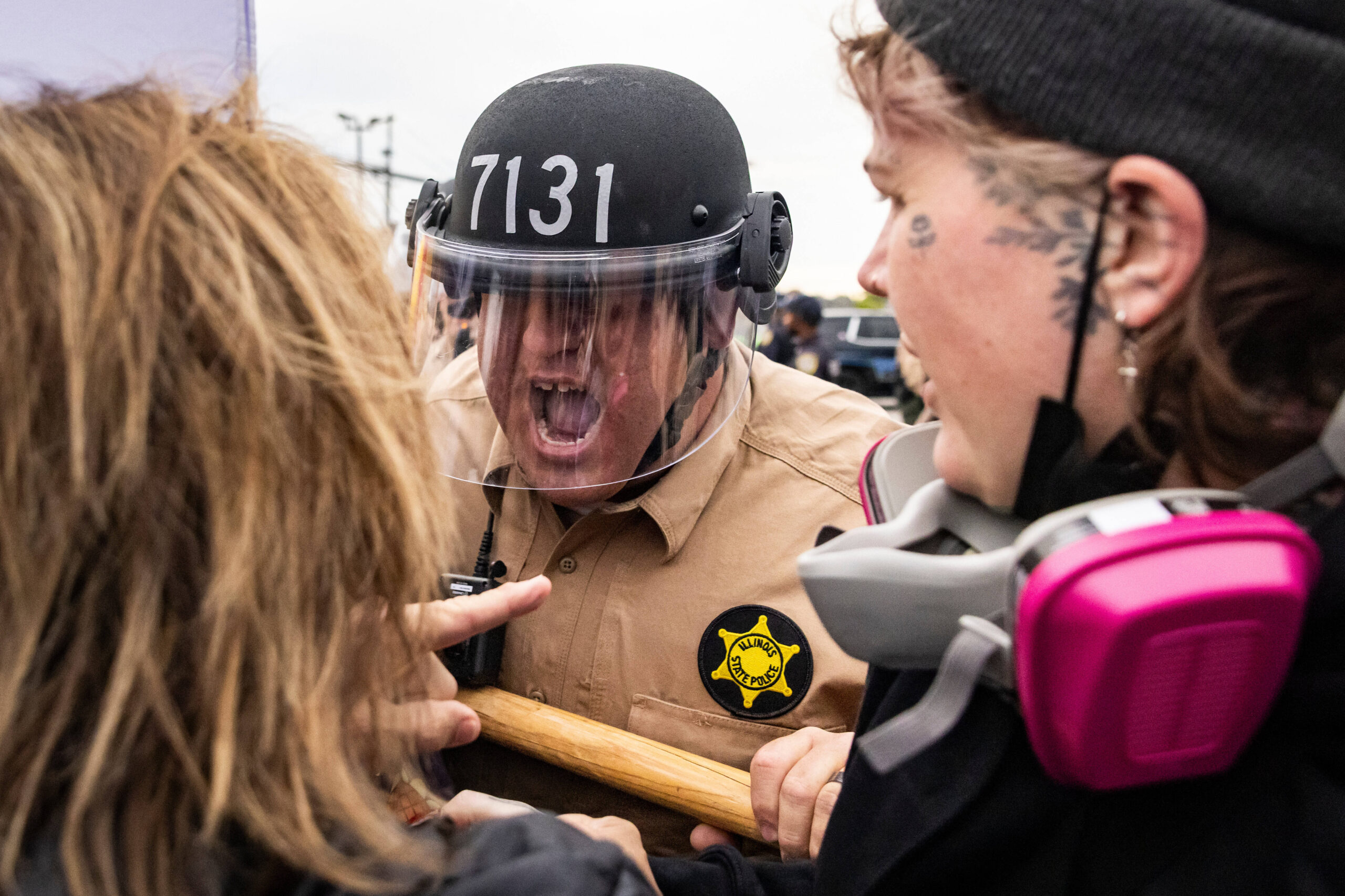 Agentes de la policía del estado de Illinois se enfrentan a manifestantes cerca del centro de detención de la Agencia de Control de Inmigración y Aduanas (ICE) de Estados Unidos, descrito por Rick Perlstein en Broadview el viernes 17 de octubre de 2025. © Ashlee Rezin/Chicago Sun-Times vía AP