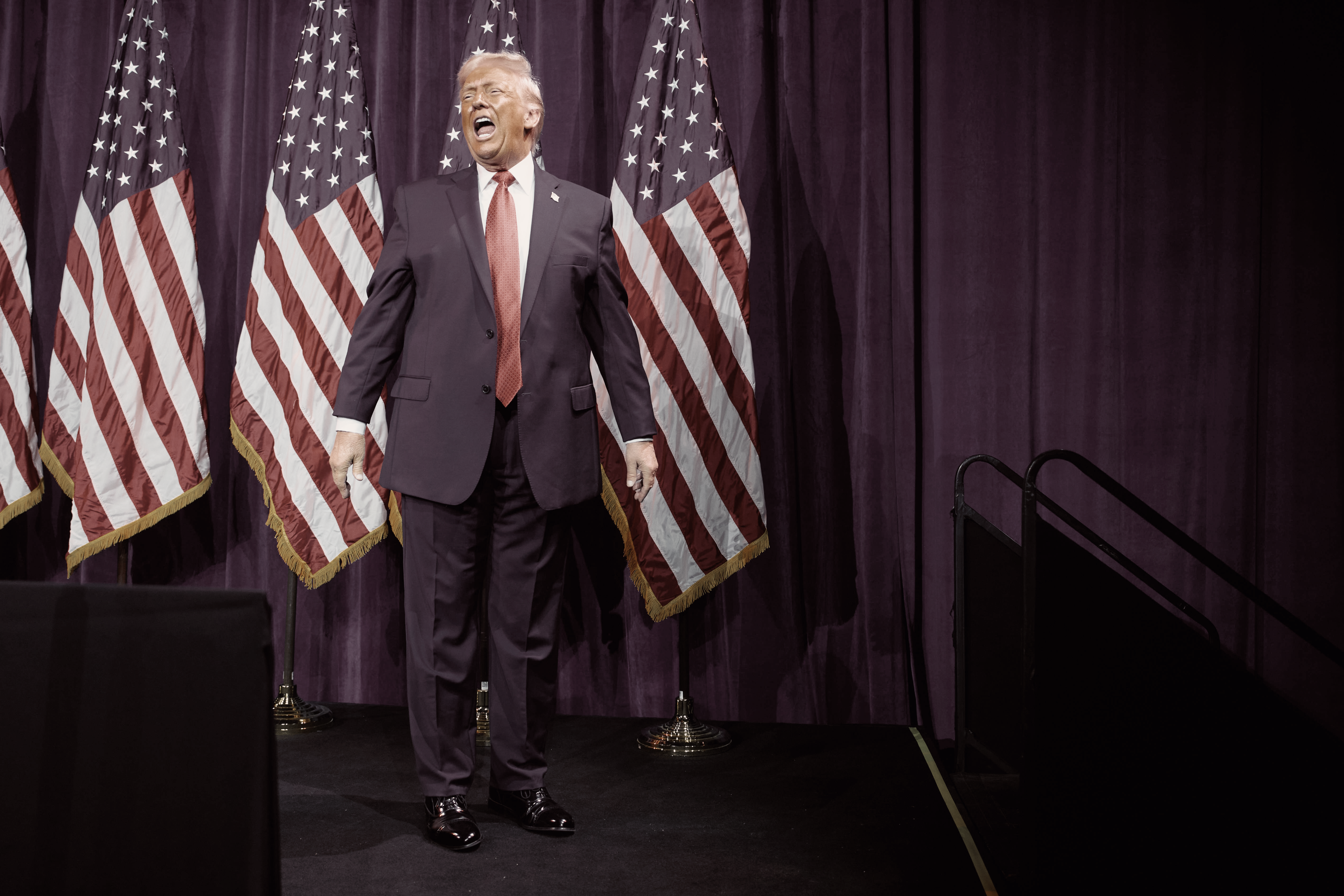 «Su entorno obedece los caprichos de Trump porque él expresa lo que los demás reprimen o no se atreven a decir, ni siquiera a admitir o pensar». (Imagen © Evan Vucci)