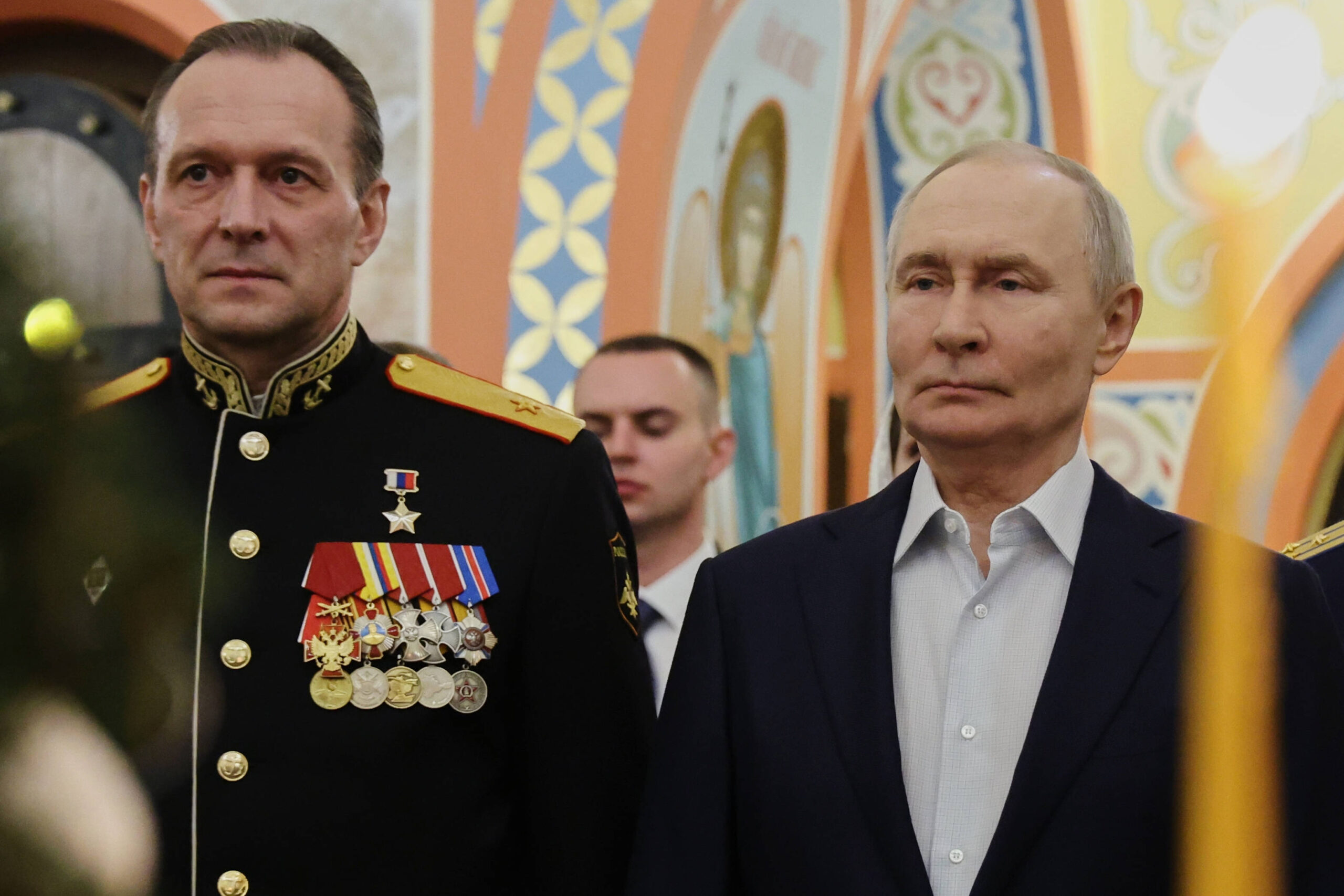 El presidente ruso, Vladimir Putin, acompañado por militares y sus familias, asiste a la misa ortodoxa de Navidad en una iglesia de la región de Moscú, Rusia, el miércoles 7 de enero de 2026. © Vyacheslav Prokofyev