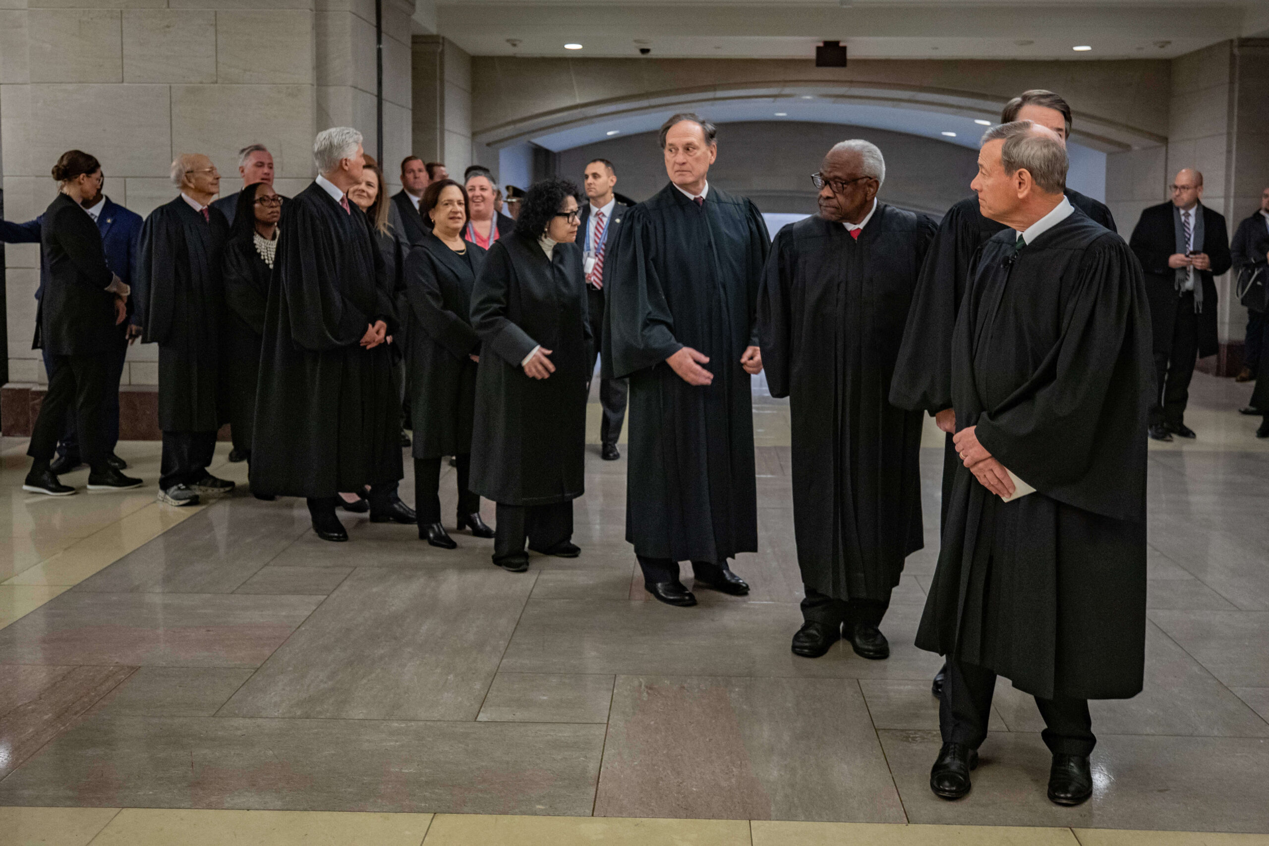 Los miembros de la Suprema Corte de Justicia de Estados Unidos se dirigen a la rotonda del Capitolio para la toma de posesión de Donald Trump hace un año, el 20 de enero de 2025, en Washington, D.C. © Vanessa White