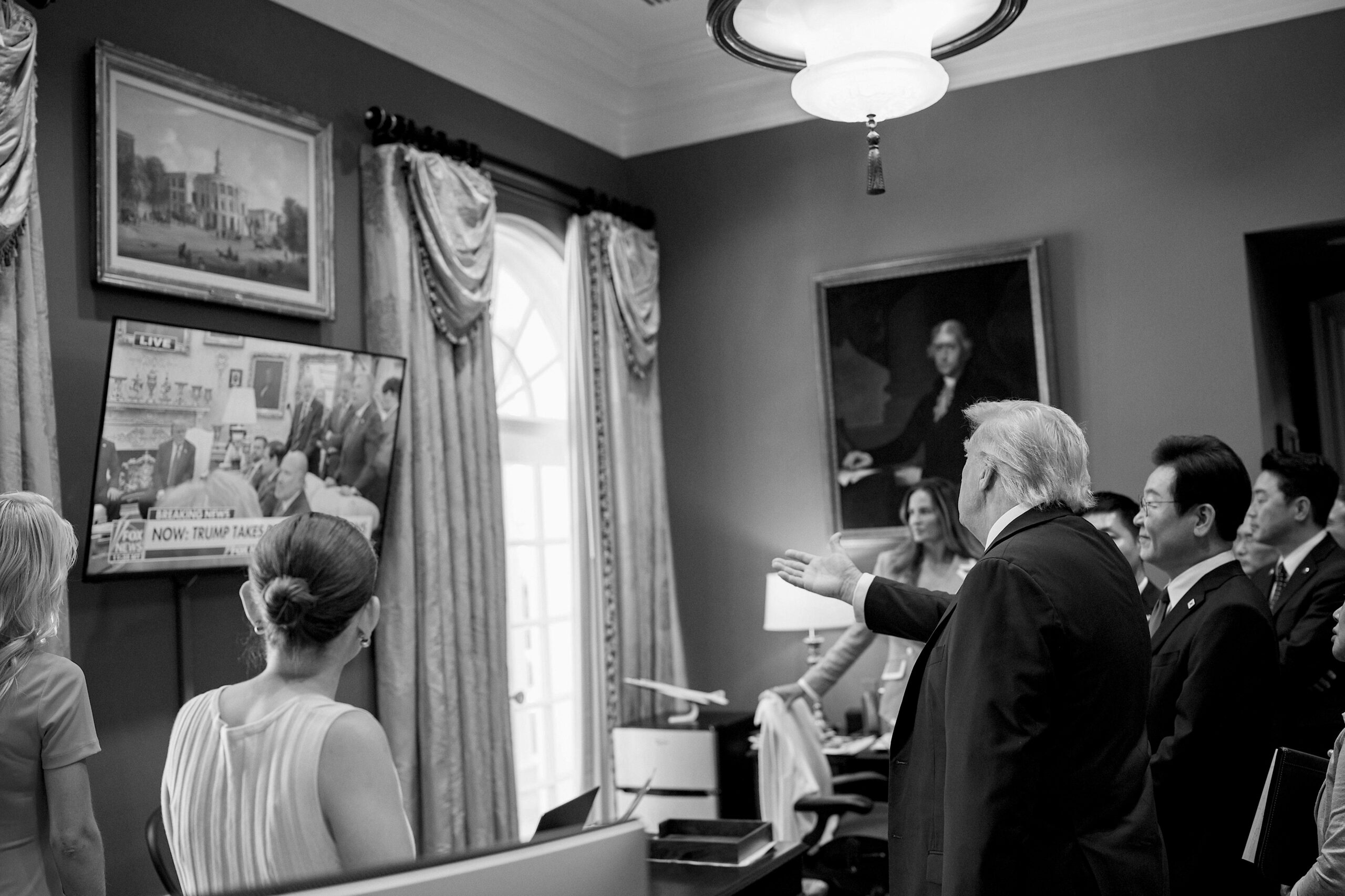 Trump mirándose en la televisión en el Despacho Oval con el presidente surcoreano. © Daniel Torok/Casa Blanca