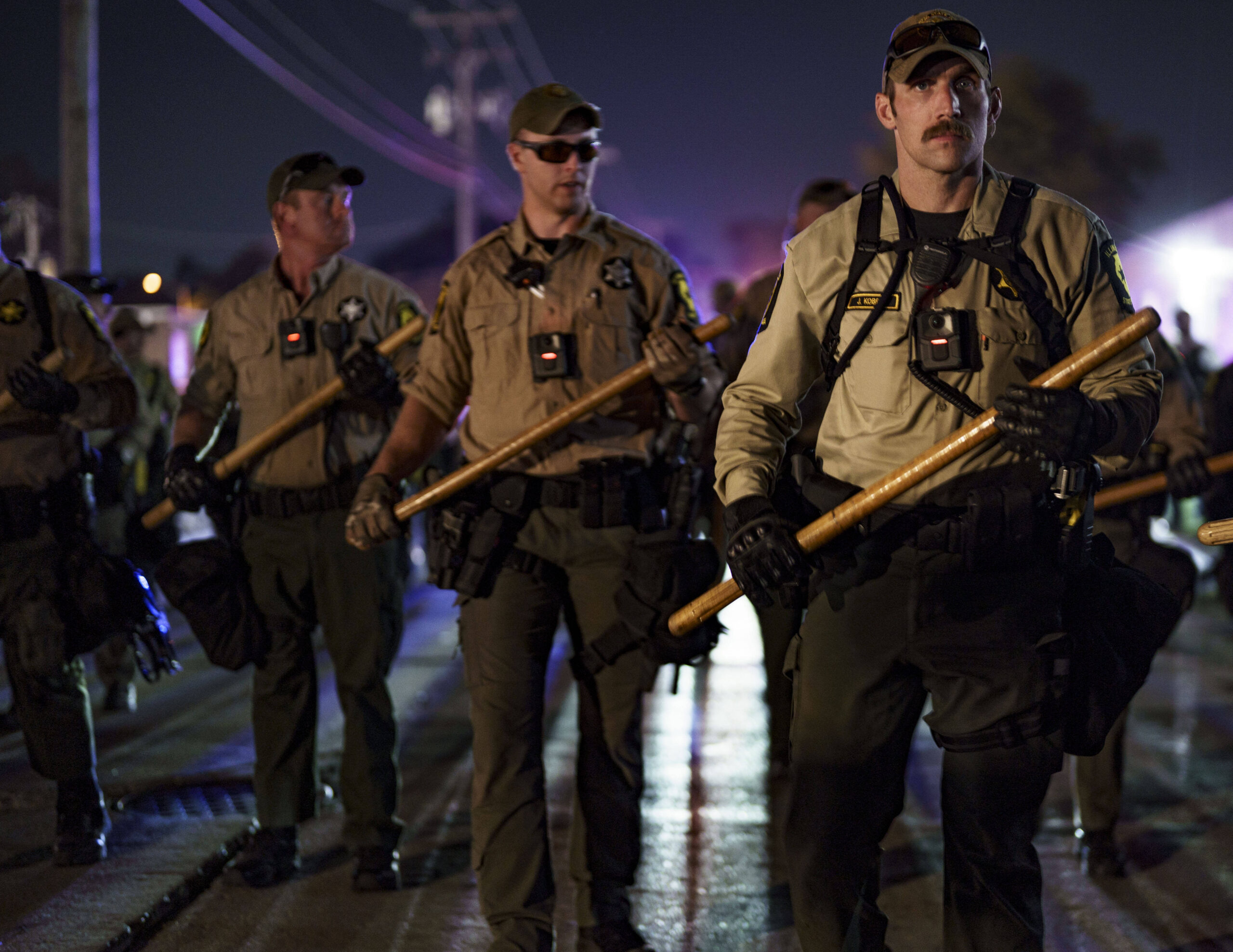 Las protestas contra la operación «Midway Blitz» del Departamento de Seguridad Nacional se oponen a la presencia de agentes federales, a las detenciones y al uso excesivo de la fuerza en la zona de Chicago. © Chris Riha/ZUMA Press Wire