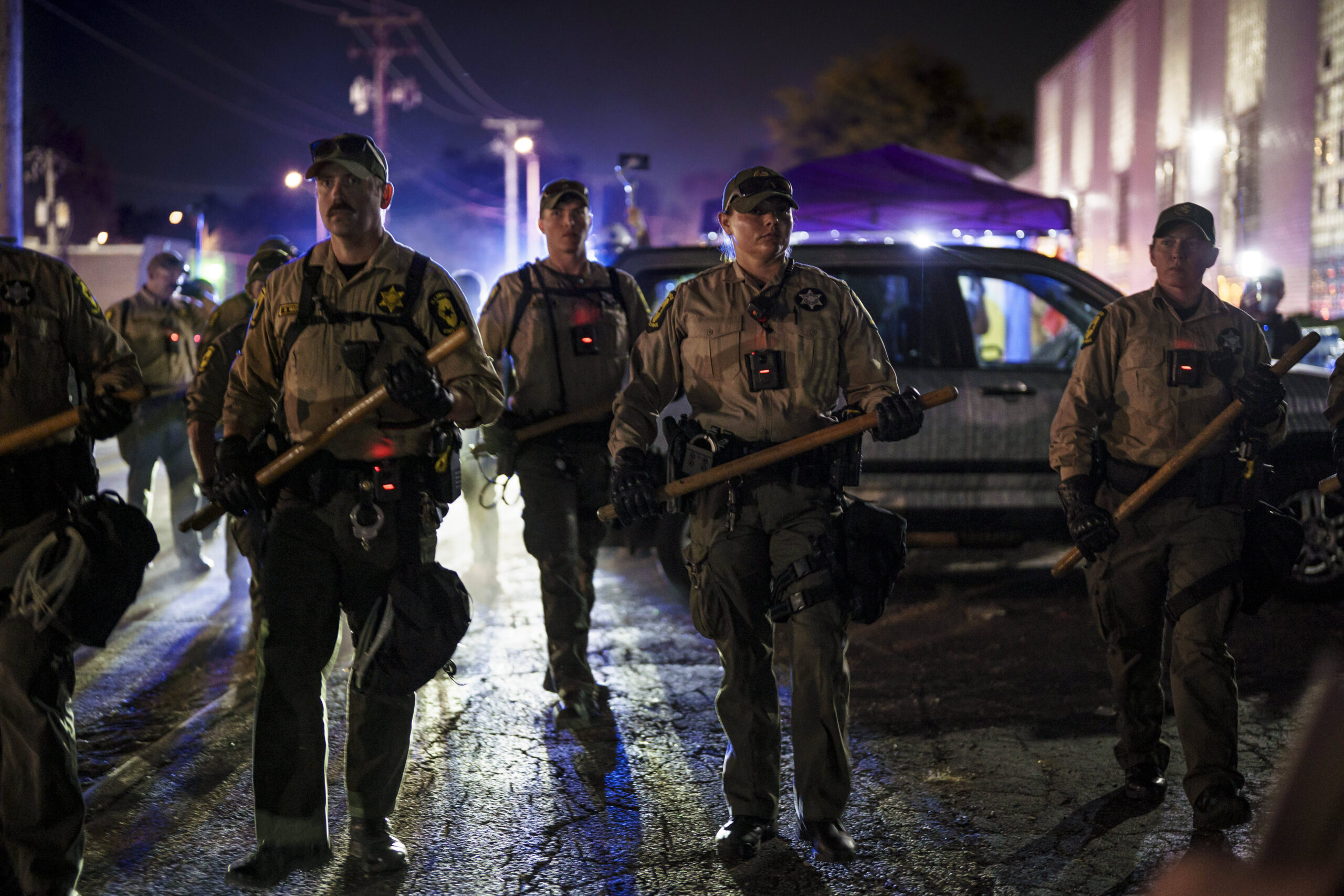 Una línea de agentes de la policía del estado de Illinois avanza hacia los manifestantes para alejarlos de la calle 25 hacia la «zona de libre expresión» situada cerca del centro de detención del ICE en Broadview, Illinois, el 4 de octubre de 2025. © Chris Riha/ZUMA Press Wire
