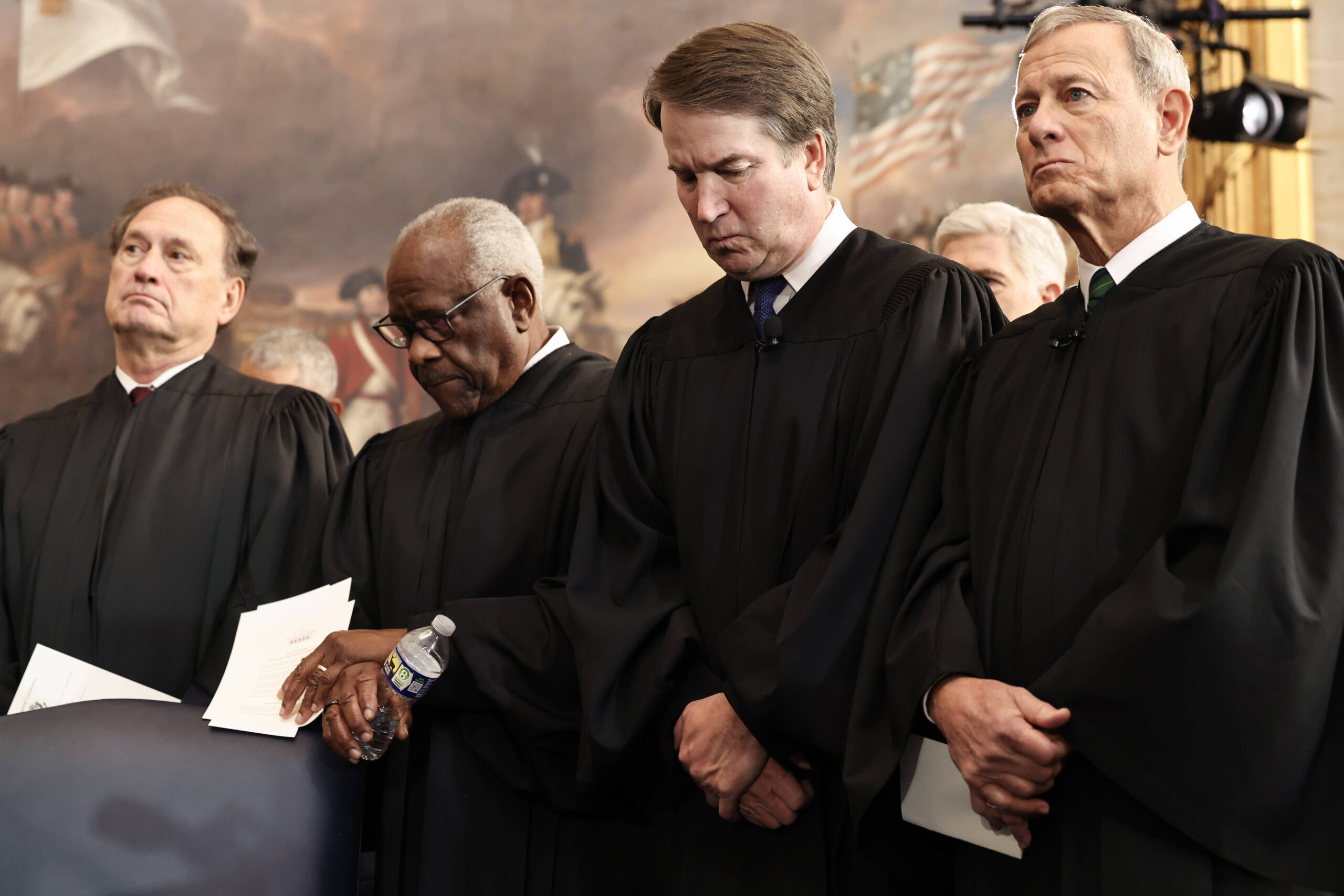 De izquierda a derecha, los jueces de la Suprema Corte de Estados Unidos Clarence Thomas y Brett Kavanaugh, John Roberts y Sonia Sotomayor durante la ceremonia de investidura de Trump. © Chip Somodevilla/Getty Images