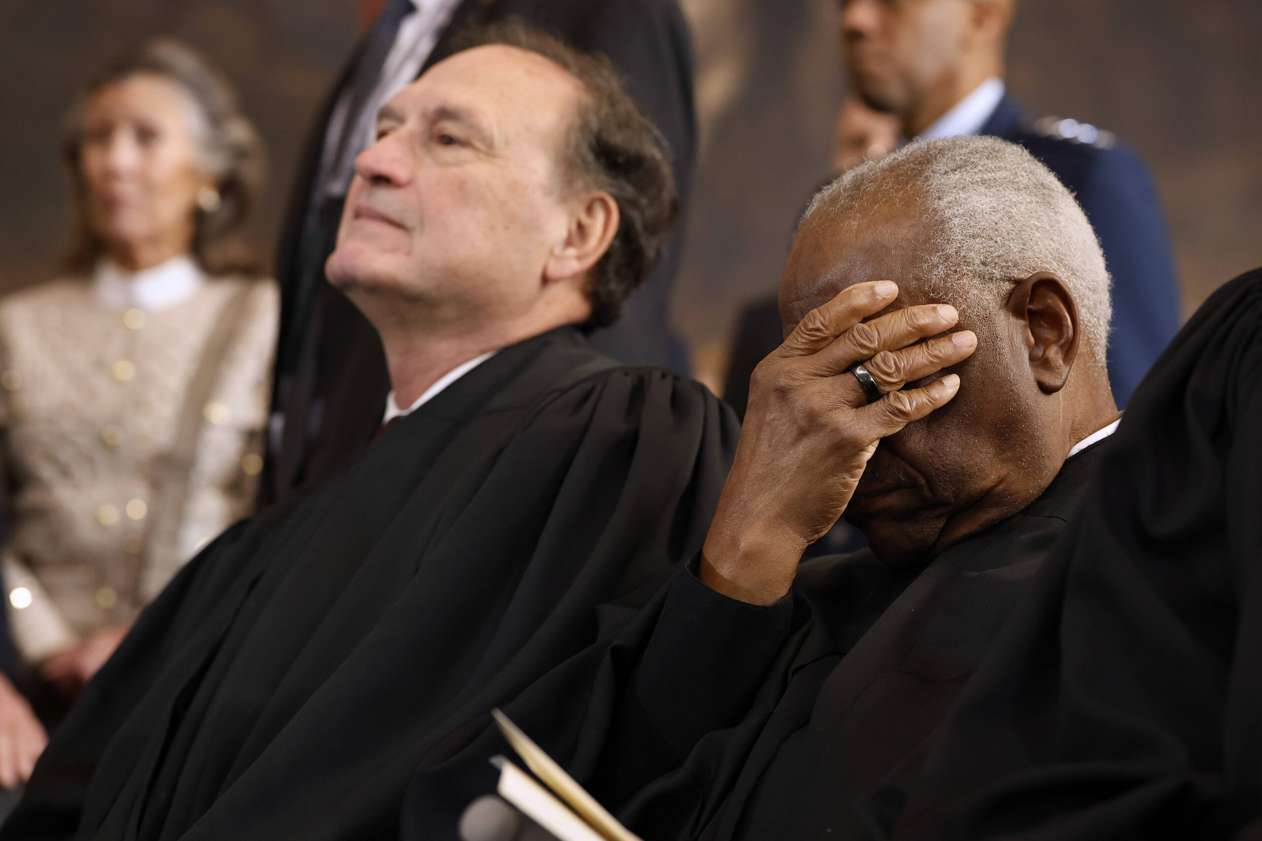 Los jueces asociados de la Suprema Corte de Estados Unidos Samuel Alito y Clarence Thomas esperan su turno para abandonar el escenario al término de la ceremonia de investidura en la rotonda del Capitolio estadounidense, el 20 de enero de 2025 en Washington D. C., hace un año. © Chip Somodevilla/Pool vía CNP Photo