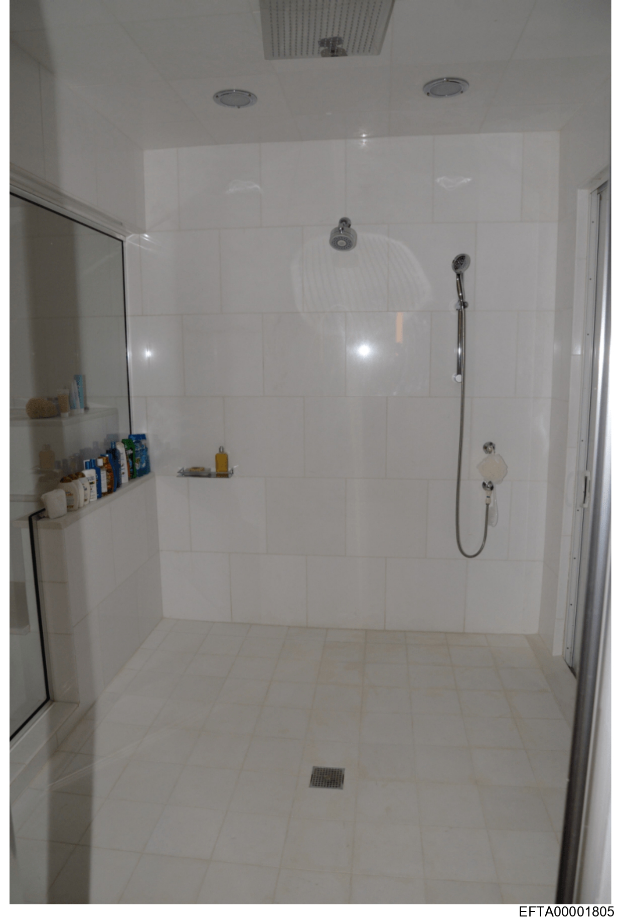 «Cuarto de baño con azulejo en blanco / White tiled shower room» (los nombres de las fotografías son indicativos y han sido asignados por el autor: permiten diferenciarlas y tratarlas como imágenes de apoyo para el análisis iconográfico), Little St. James Fotografía digital (toma judicial), EFTA0000085.