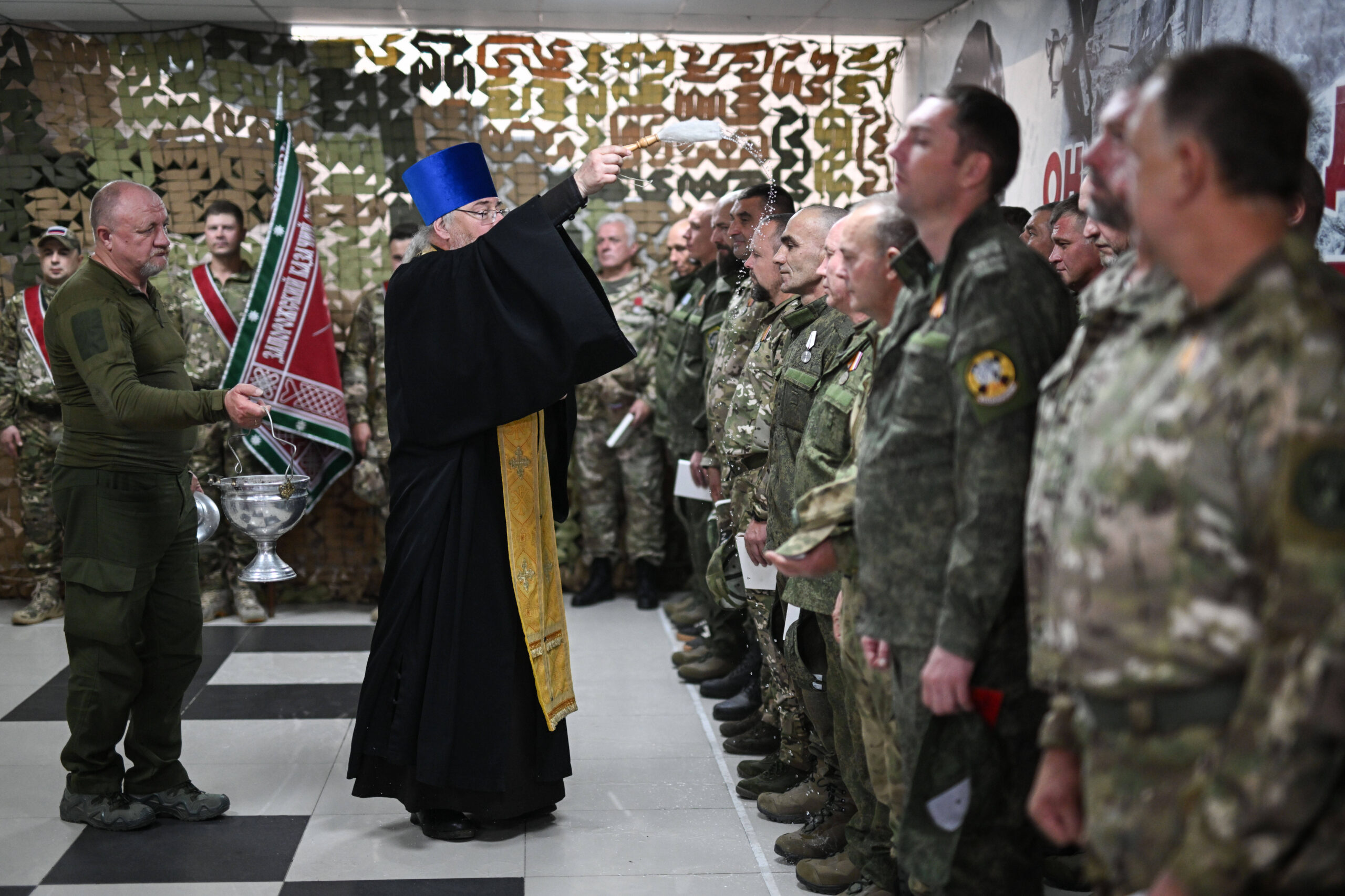 Un sacerdote ortodoxo durante una ceremonia de entrega de condecoraciones a militares rusos de la unidad voluntaria Bars-32, llamada así en honor a Pavel Sudoplatov, en el sector de Zaporizhia, en la línea del frente. © Konstantin Mihalshevski