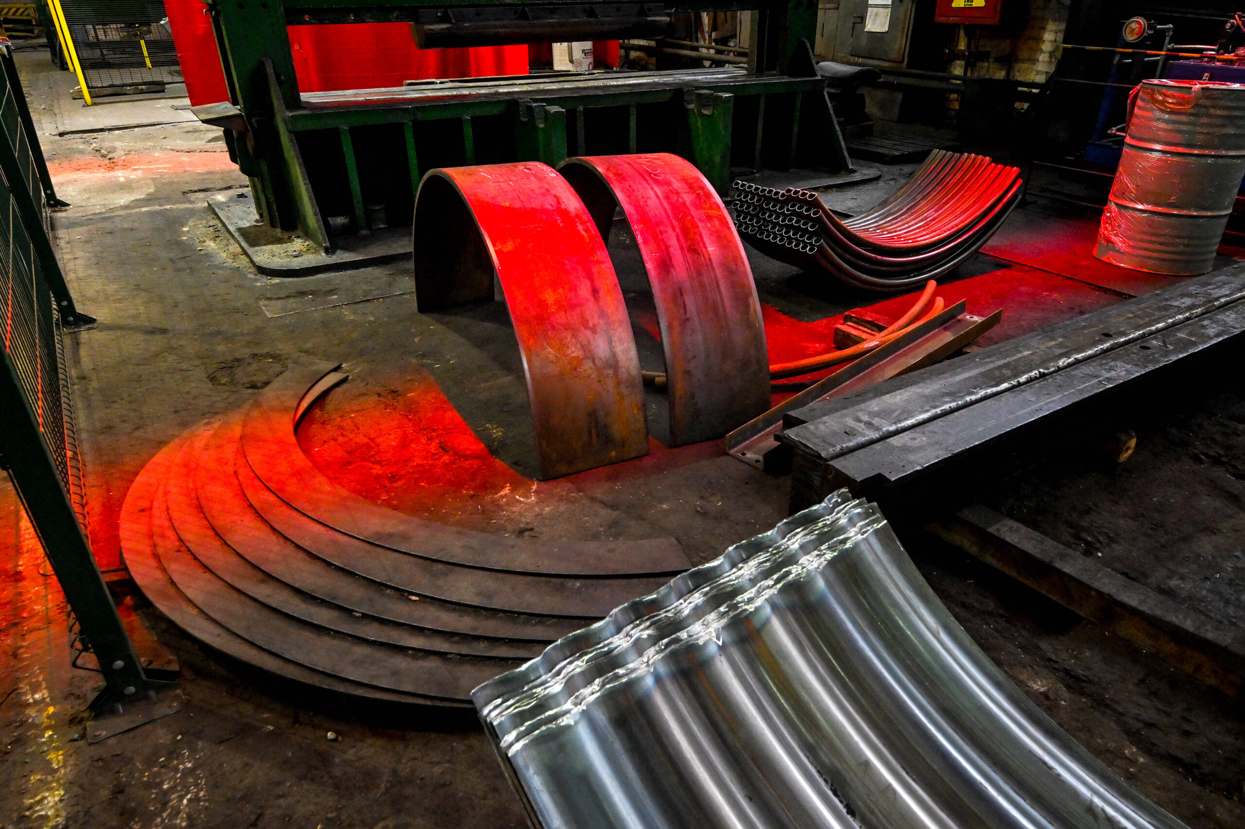 El director general de Metinvest Holding, Oleksandr Myronenko, presenta una estructura denominada «barril» o refugio, diseñada para un hospital subterráneo situado en una zona de combates activos, a una profundidad de 6 metros, en Ucrania, el 3 de abril de 2025. © Dmytro Smolienko/Ukrinform