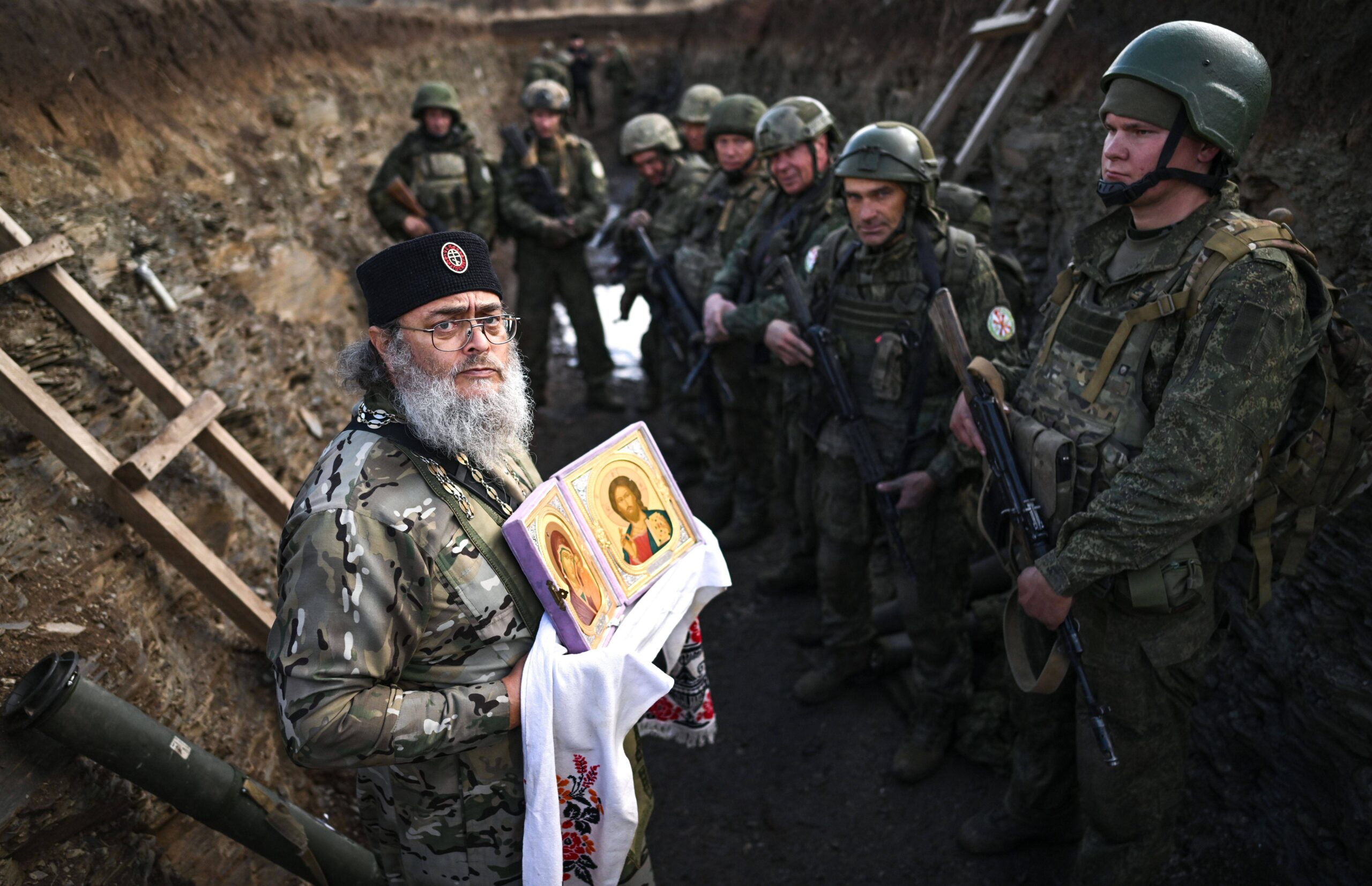 El teniente coronel Vasily Zudilov («Chernomor»), capellán de su regimiento, celebra una misa durante una visita a los militares rusos en el sector de Krasnoarmeysk (Pokrovsk) del frente. © Stanislav Krasilnikov