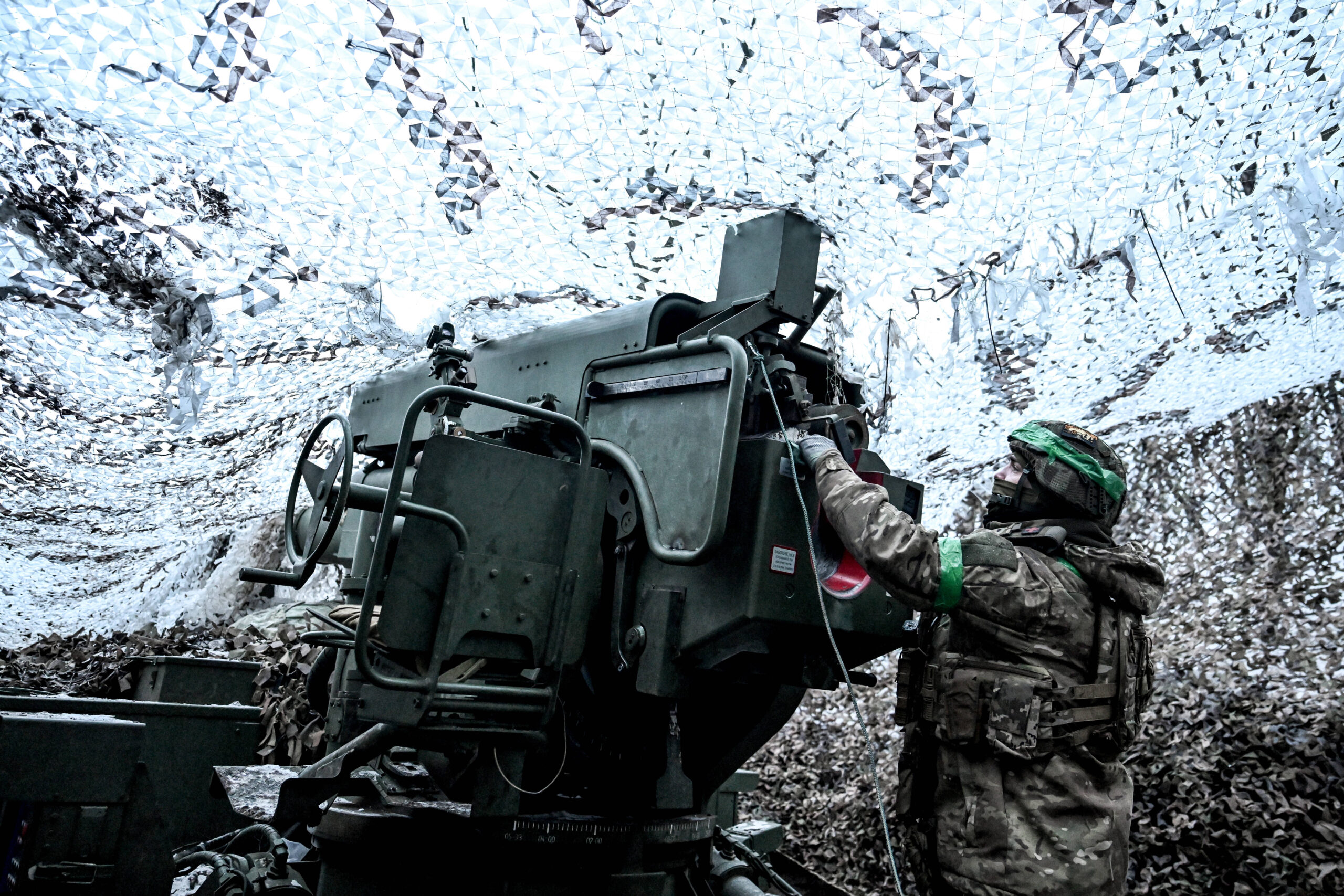 Un soldado del batallón policial de fuerzas especiales Striletskyi de la policía nacional en la región de Zaporizhia prepara un obús autopropulsado ucraniano 2S22 Bohdana de 155 mm para atacar a las tropas y el material rusos en dirección a Pokrovsky, región de Donetsk, Ucrania, el 23 de enero de 2026. © Dmytro Smolienko/Ukrinform