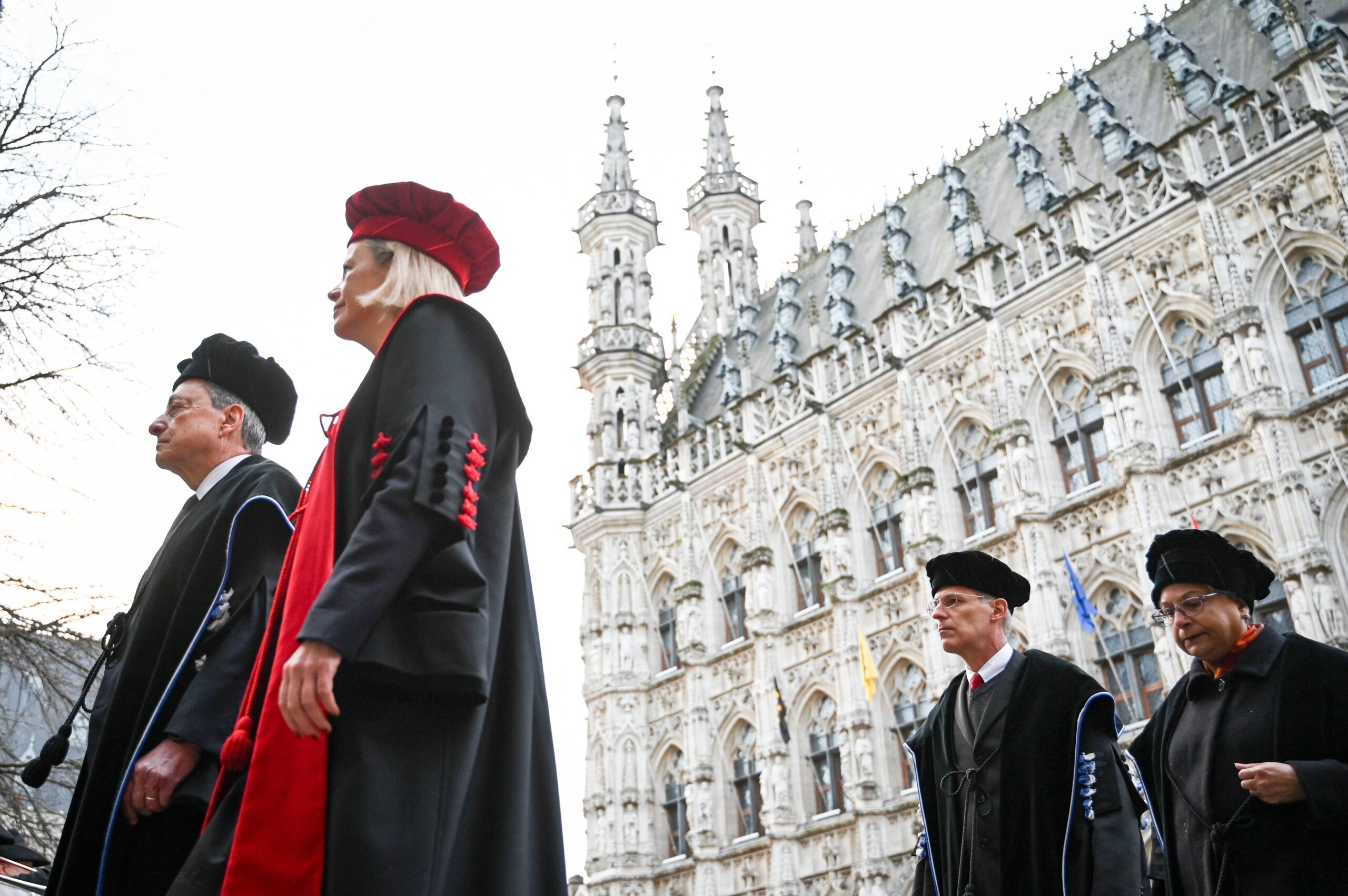La jornada concluyó con la «procesión de los togati», un discurso de Mario Draghi y la solemne entrega de seis doctorados honoríficos. © Elias Rom