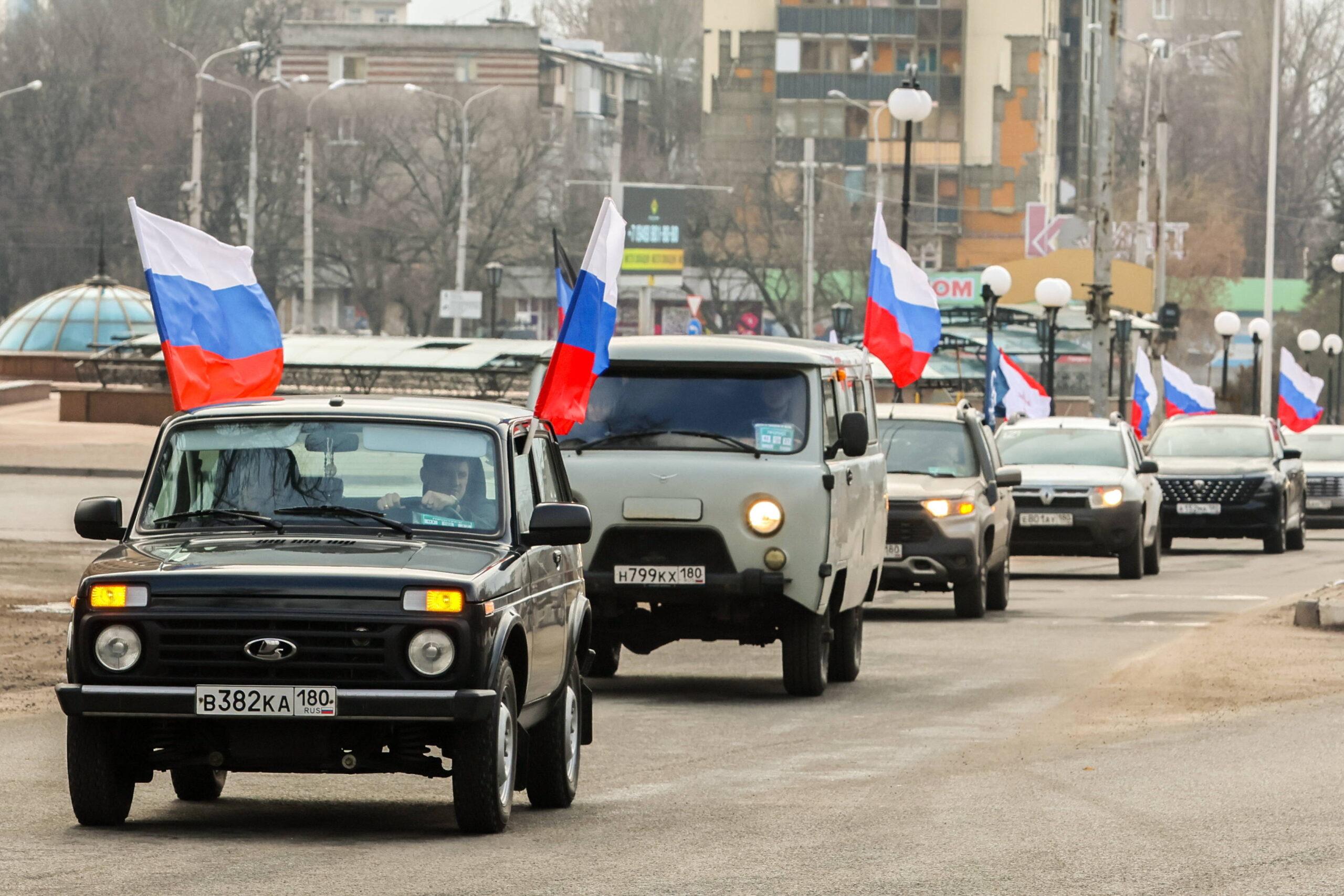 El 17 de febrero de 2026, en Donetsk, en la región ucraniana del mismo nombre ocupada por Rusia, se celebra un rally automovilístico en la autopista Yasinovatskoye para conmemorar el segundo aniversario de la toma de Avdeyevka por las tropas rusas (© Dmitry Yagodkin/TASS vía ZUMA Press).