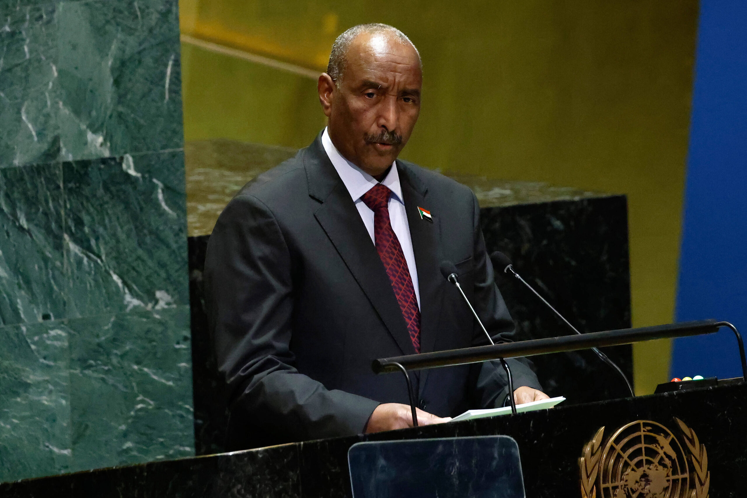 El presidente del Consejo Soberano de Transición de Sudán, Abdel-Fattah al-Burhan, interviene durante el debate general de la 79.ª sesión de la Asamblea General de las Naciones Unidas, el jueves 26 de septiembre de 2024, en Nueva York.  © UPI/Newscom/SIPA