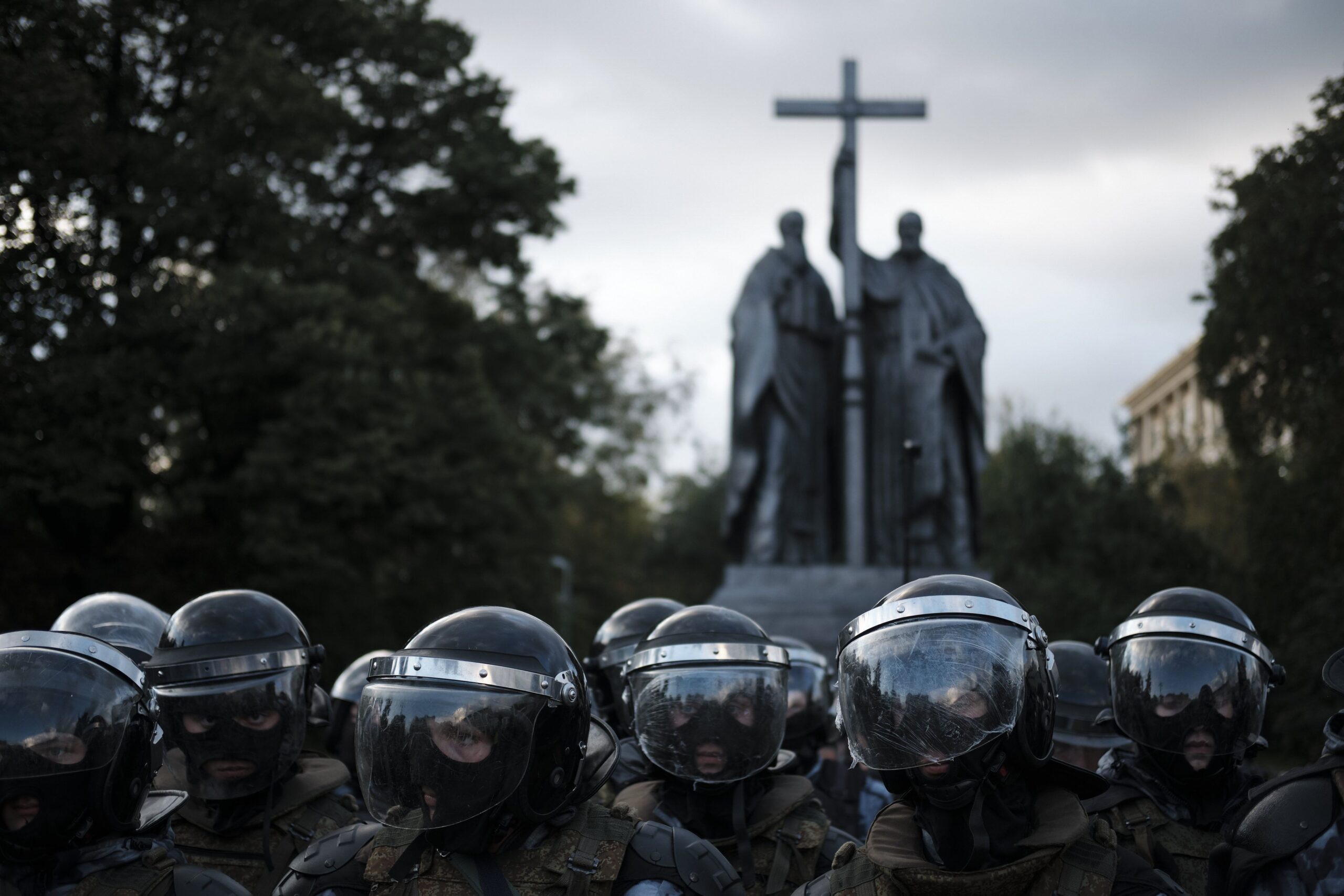 El 10 de agosto de 2019, la policía procede a la detención y evacuación de manifestantes cerca del jardín público Novoilinsky en Moscú. (© Anton Karliner/SIPA)