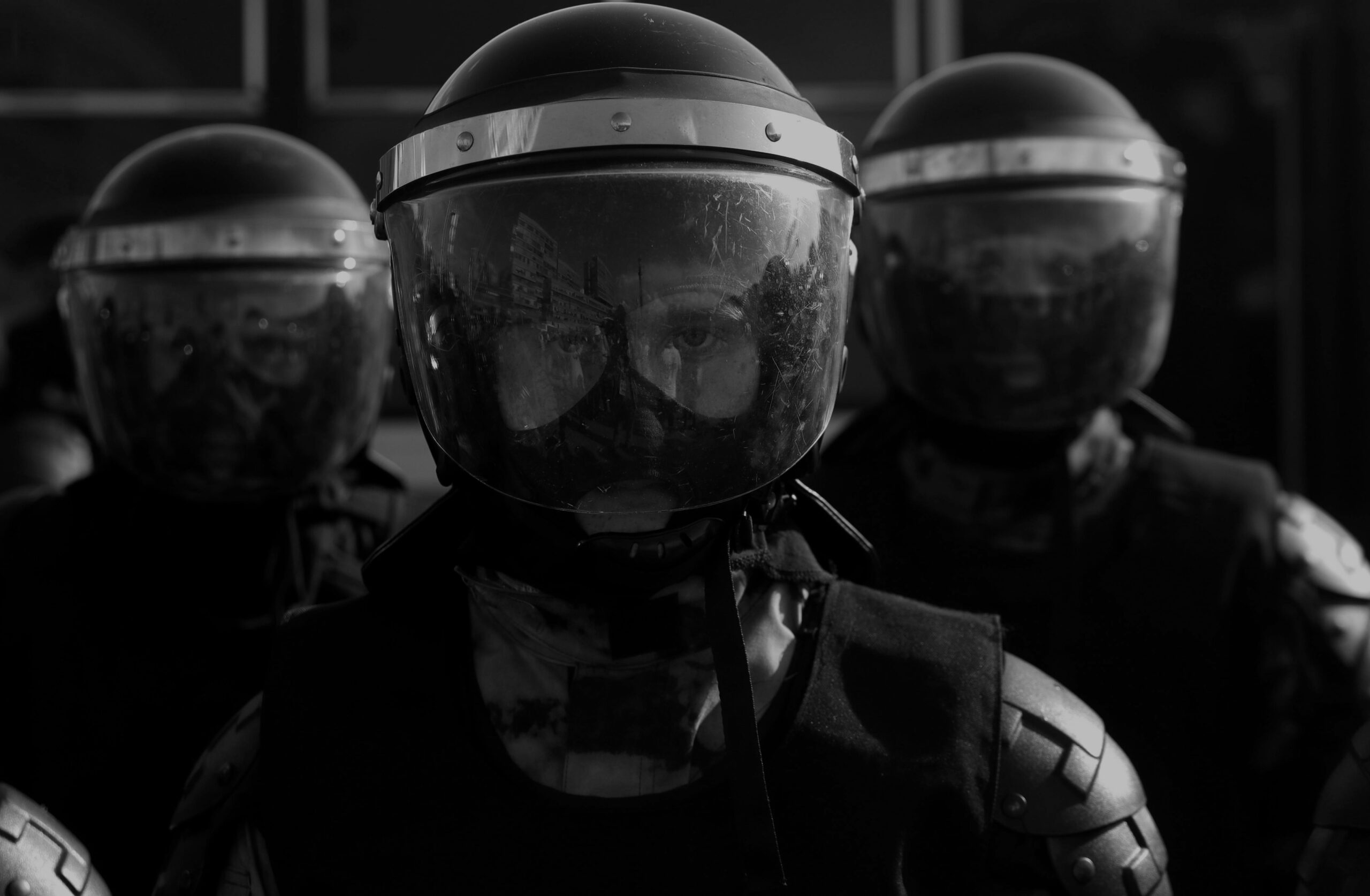 Un policía participa en el bloqueo de una calle durante una manifestación no autorizada en el centro de Moscú, Rusia, el sábado 3 de agosto de 2019. (© AP Photo/Pavel Golovkin)