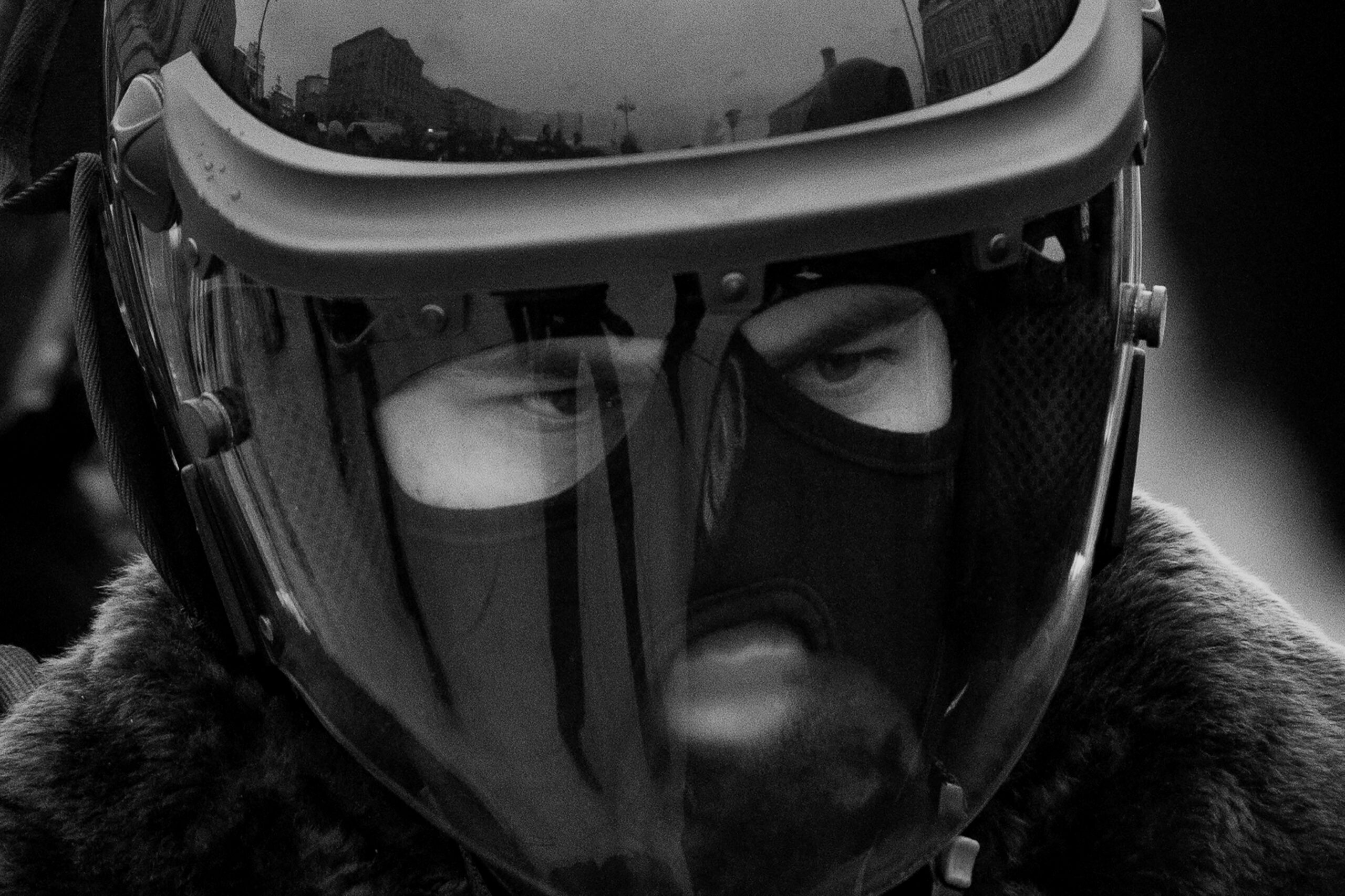 Un policía monta guardia durante una manifestación contra el encarcelamiento del líder opositor Alexei Navalni en Moscú, Rusia, el sábado 23 de enero de 2021. (© AP Photo/Pavel Golovkin)