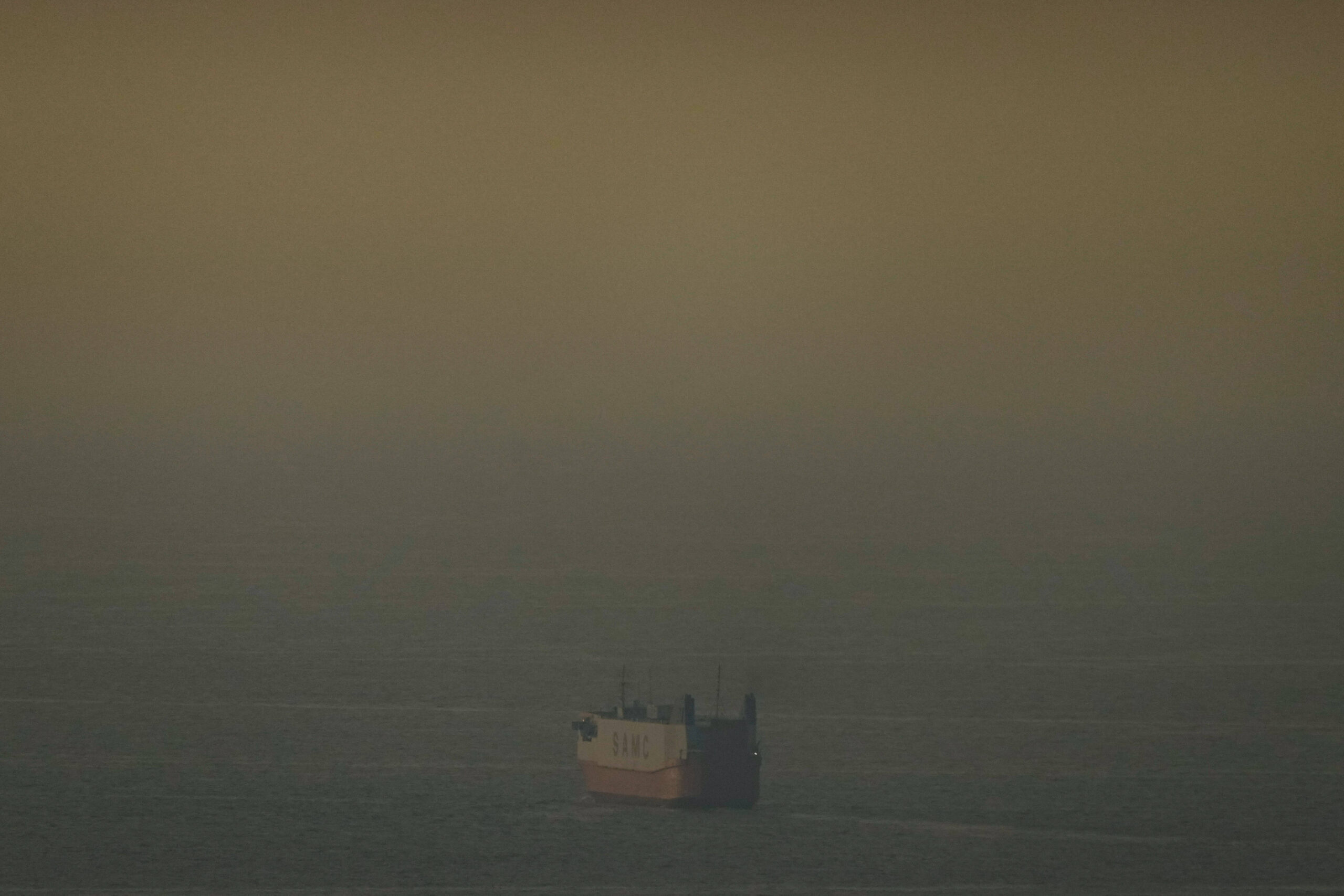 Un portacontenedores en el golfo Pérsico, rumbo al estrecho de Ormuz, en aguas de los Emiratos Árabes Unidos, el jueves 19 de marzo de 2026. © Associated Press