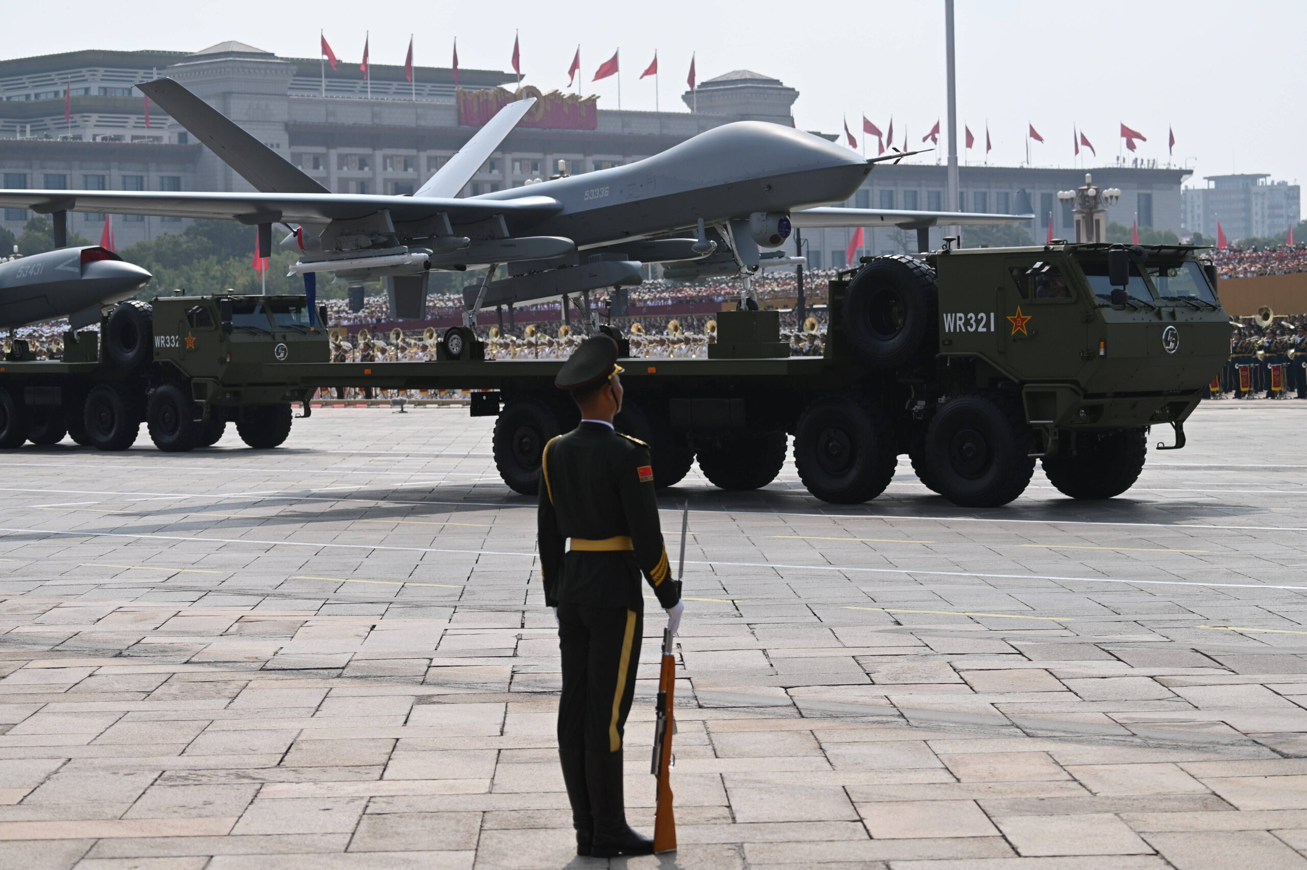 Unos drones «Flying Wingmans» acompañan a los vehículos de transporte militar en la plaza de Tiananmen, en Pekín, durante el desfile militar del 3 de septiembre de 2025. © Johannes Neudecker/DPA/SIPA