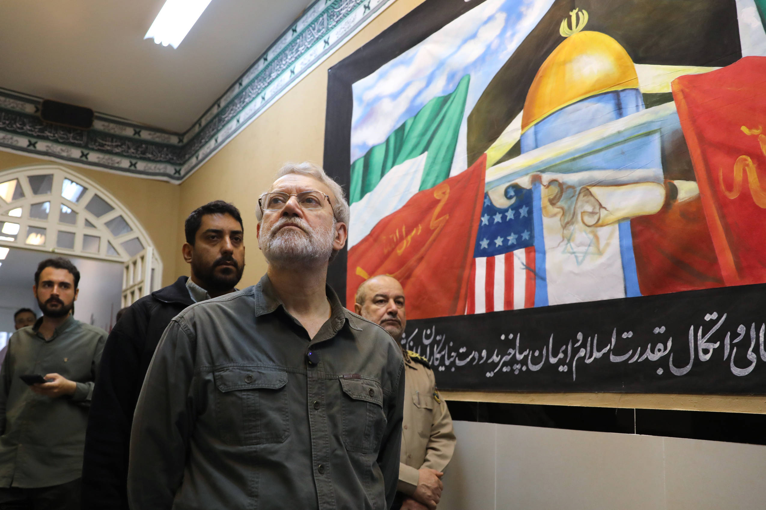 Larijani a occupé le poste de président du Parlement iranien de 2008 à 2020 et est membre du Conseil de discernement depuis 2020, après avoir déjà siégé au sein de ce conseil de 1997 à 2008. © Bureau du Guide suprême