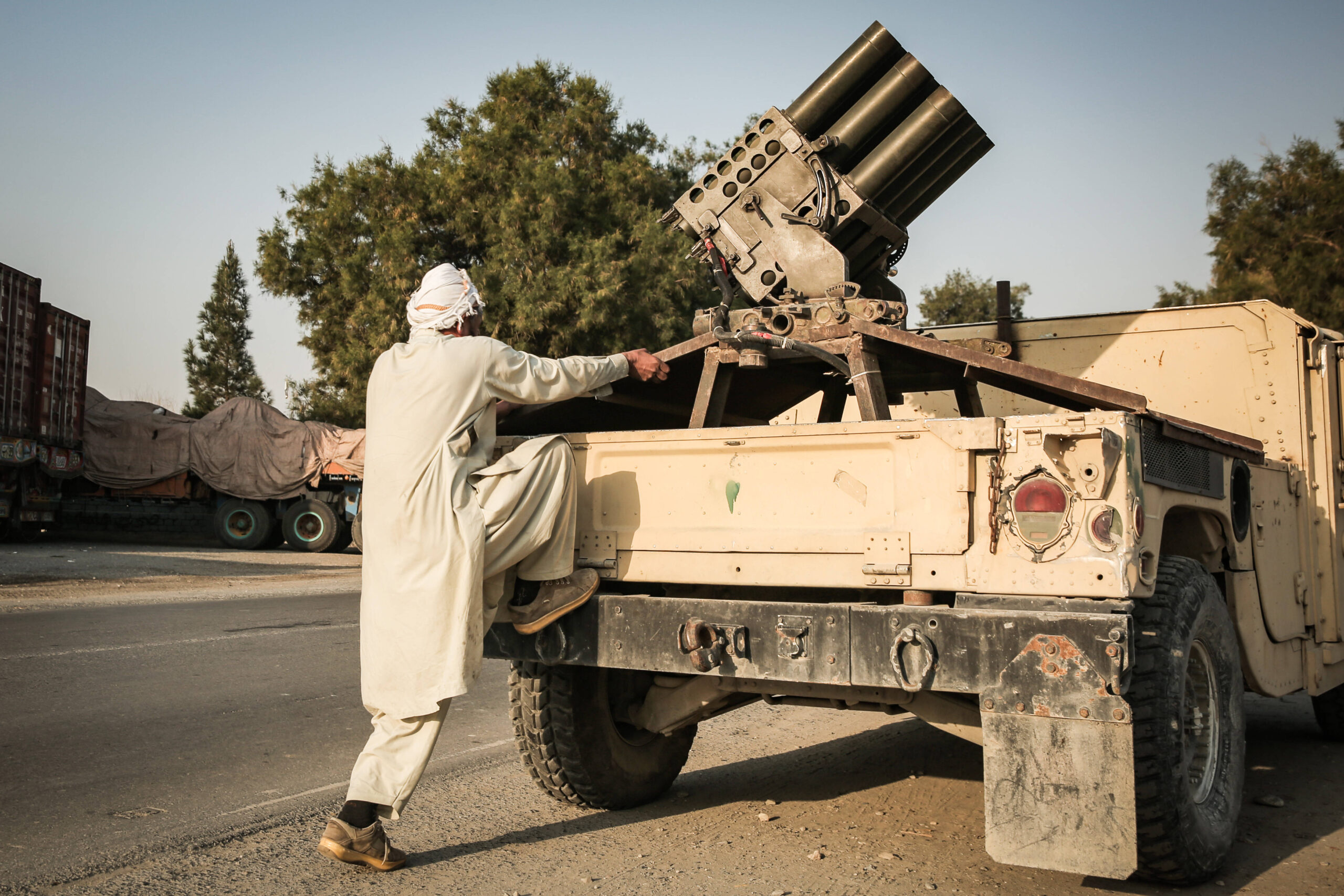 Un combatiente talibán sube a un vehículo blindado en un puesto de control cerca del paso fronterizo de Torjam entre Pakistán y Afganistán el 28 de febrero de 2026. © Sami Jan