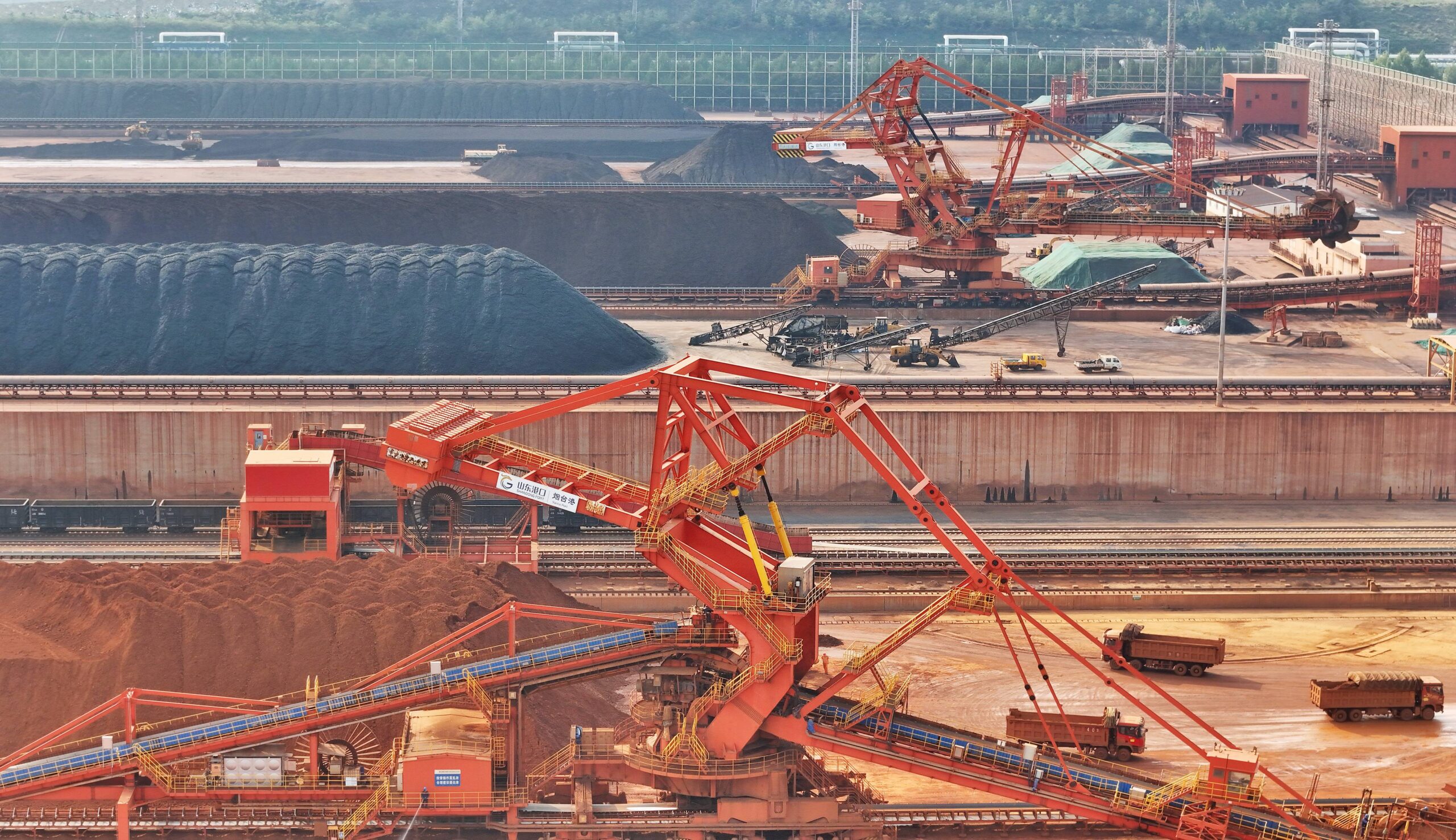 La infraestructura minera del puerto de Yantai, en la región de Shandong, cuyos minerales raros se utilizarán para la producción de aluminio y acero. © CFOTO/Sipa USA