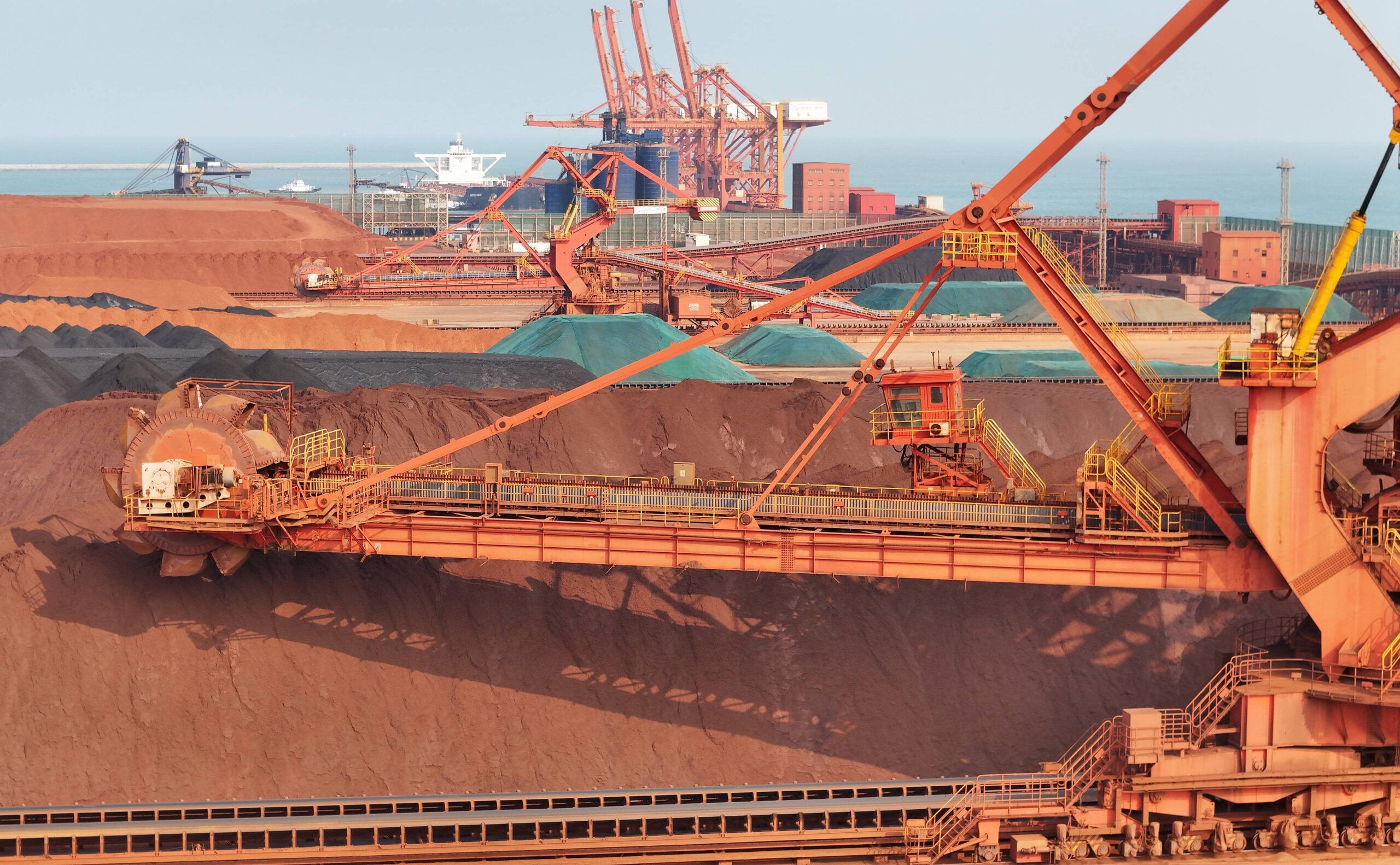 Unas excavadoras con cuchara excavan los yacimientos de tierras raras en la terminal minera del puerto de Yantai, en la región de Shandong, China. © CFOTO/Sipa USA