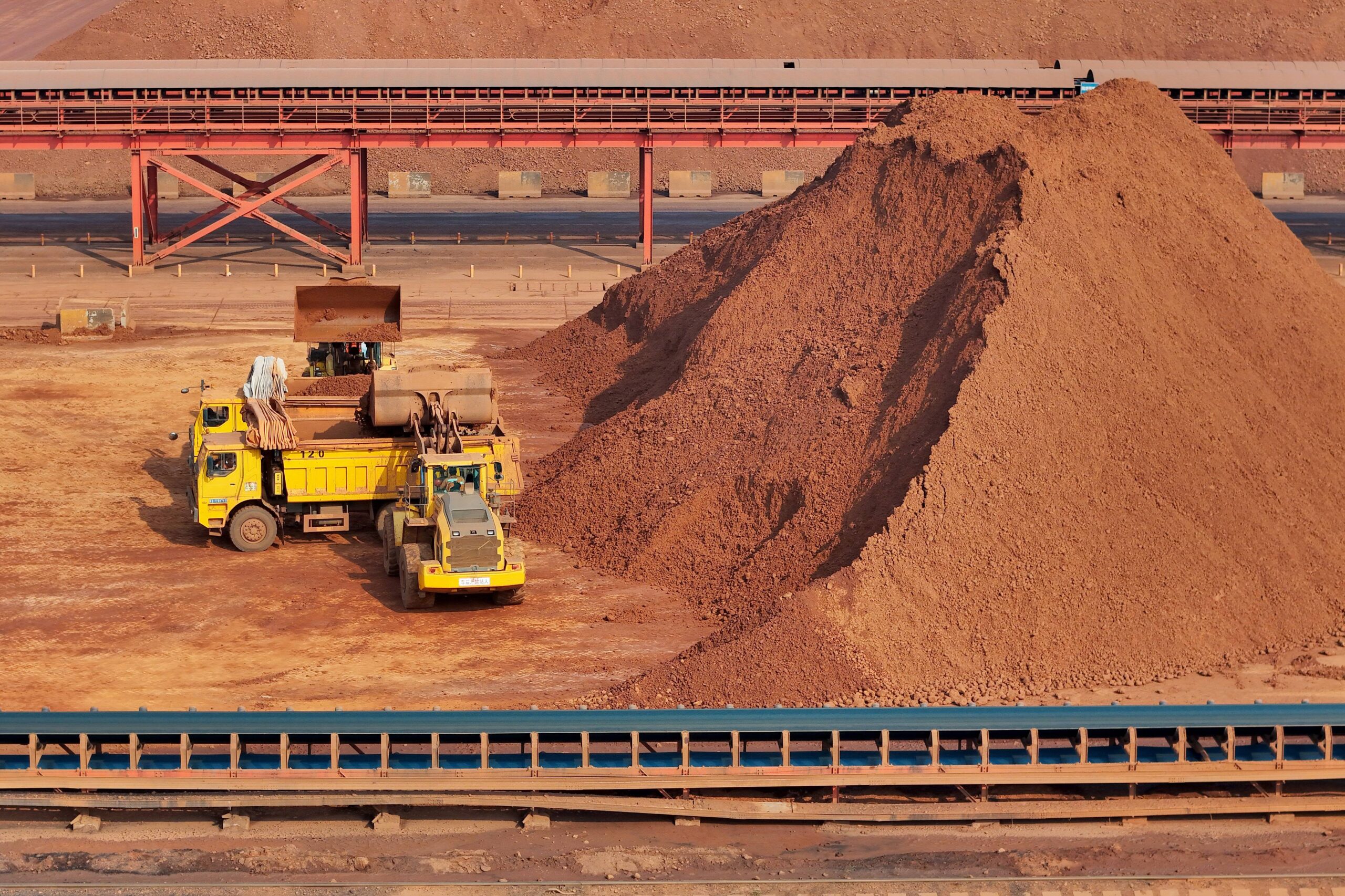 Un montículo de tierra rica en minerales de bauxita y hierro, cuyo procesamiento sustentará la industria metalúrgica y tecnológica china. © CFOTO/Sipa USA
