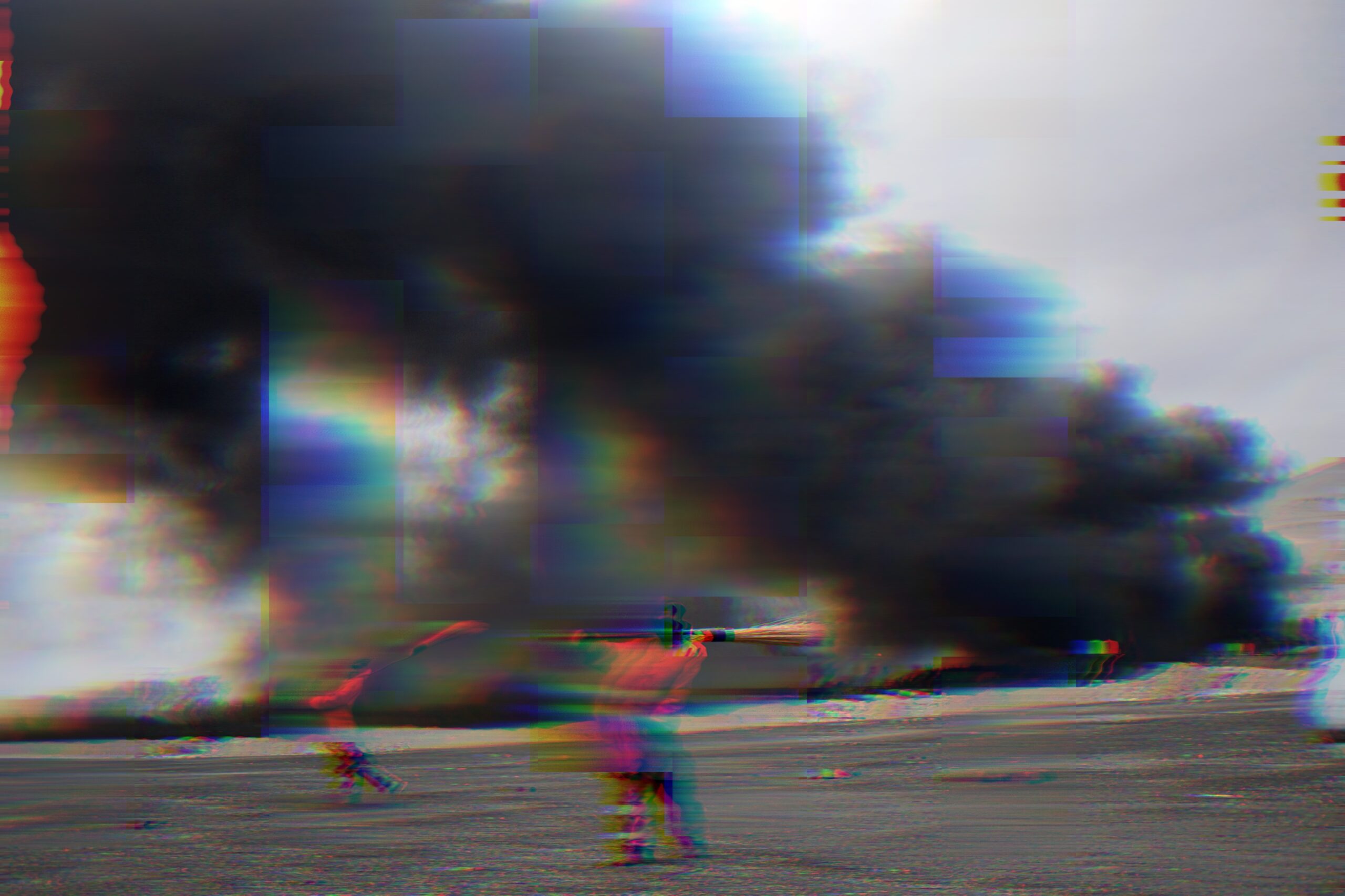 Bomberos iraníes caminan cerca de las columnas de humo que se elevan de los tanques de un depósito de petróleo alcanzado durante la noche en un ataque israelí-estadounidense contra una terminal al noroeste de Teherán, Irán, el 8 de marzo de 2026. © UPI/AP