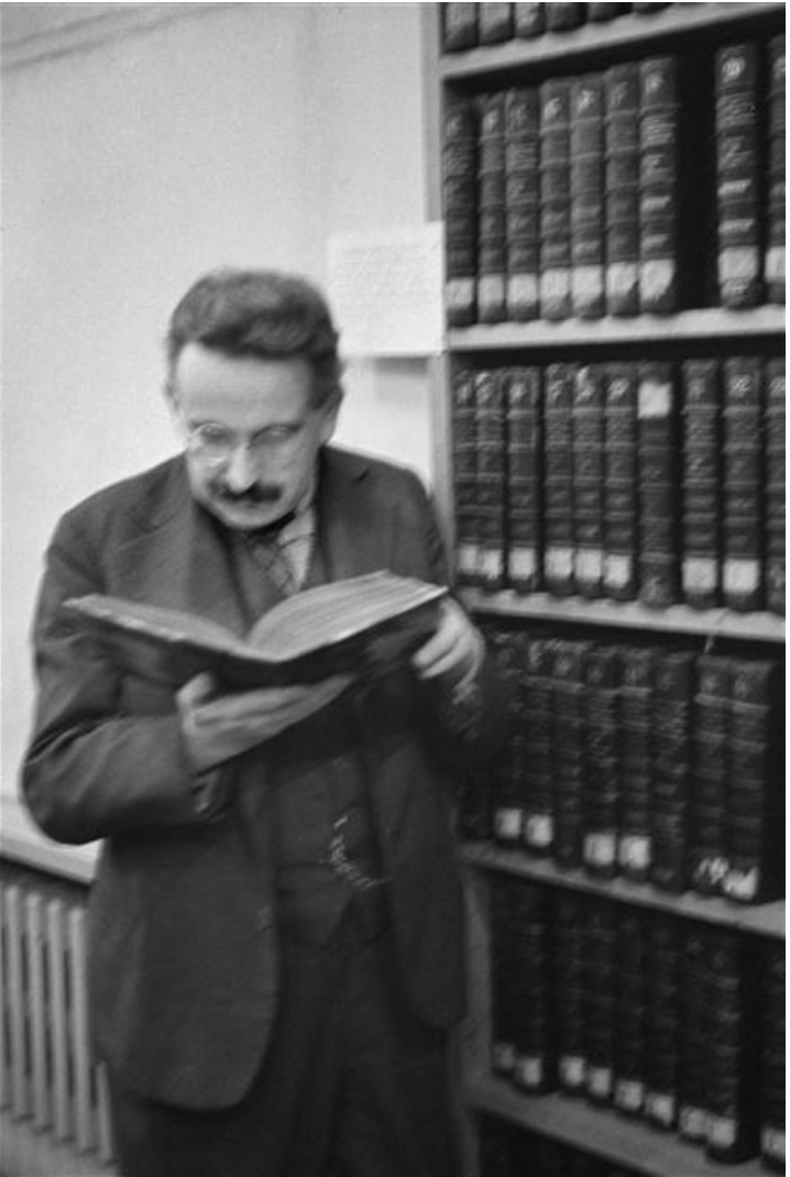 En una sala de consulta de la Biblioteca Nacional durante una estancia en París.