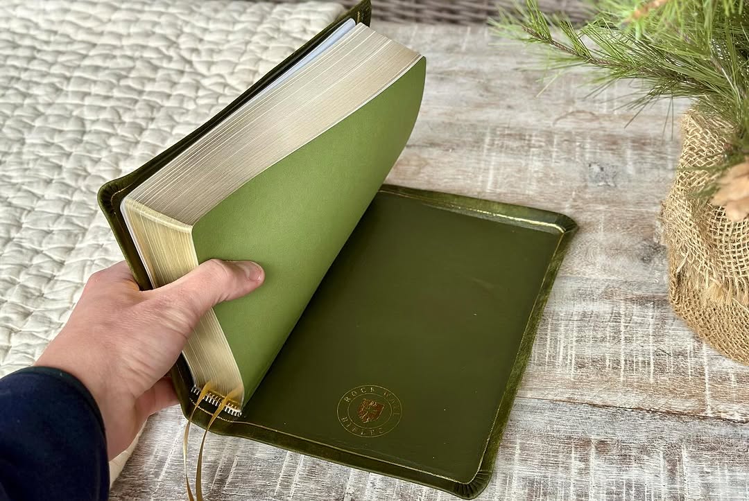 Más allá del color y el material, esta Biblia lleva la gran cruz de Jerusalén y la inscripción «Deux Vult».